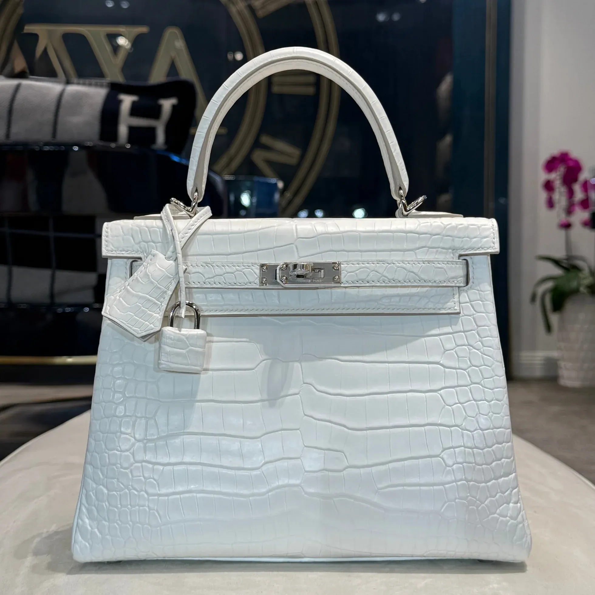 Hermès Kelly 25 Retourne Crème Chantilly Matte Porosus Crocodile實物圖片。Matte Exotic Leather表面降低反光效果,使Crème Chantilly呈現更均勻及柔和嘅骨瓷白效果。