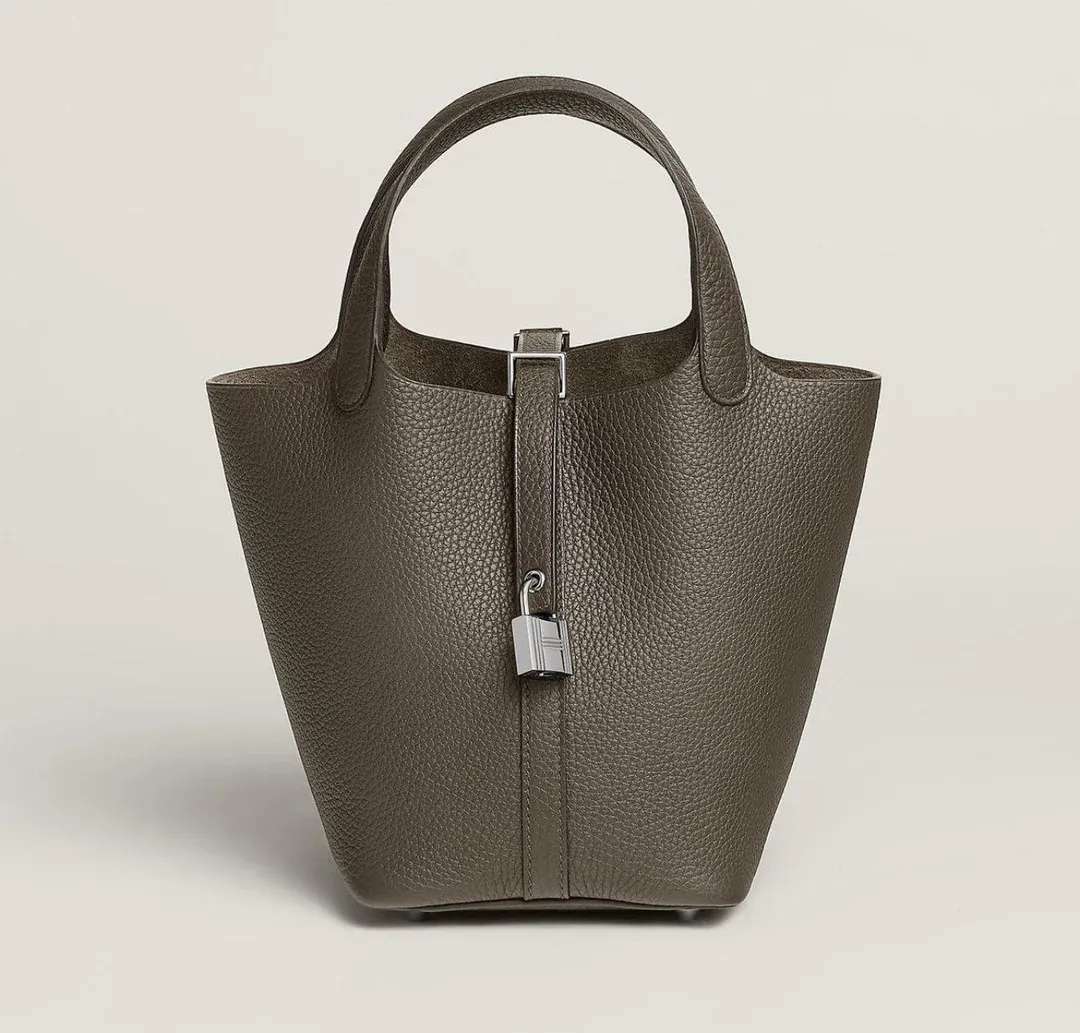 Hermès Picotin Lock 18 Vert Loden(洛登綠)官方圖片。Vert Loden屬2026年度重點新色之一,於Picotin Lock 18袋型上呈現低飽和度橄欖灰綠效果,展現出帶有灰調及大地色氣息嘅沉穩質感。