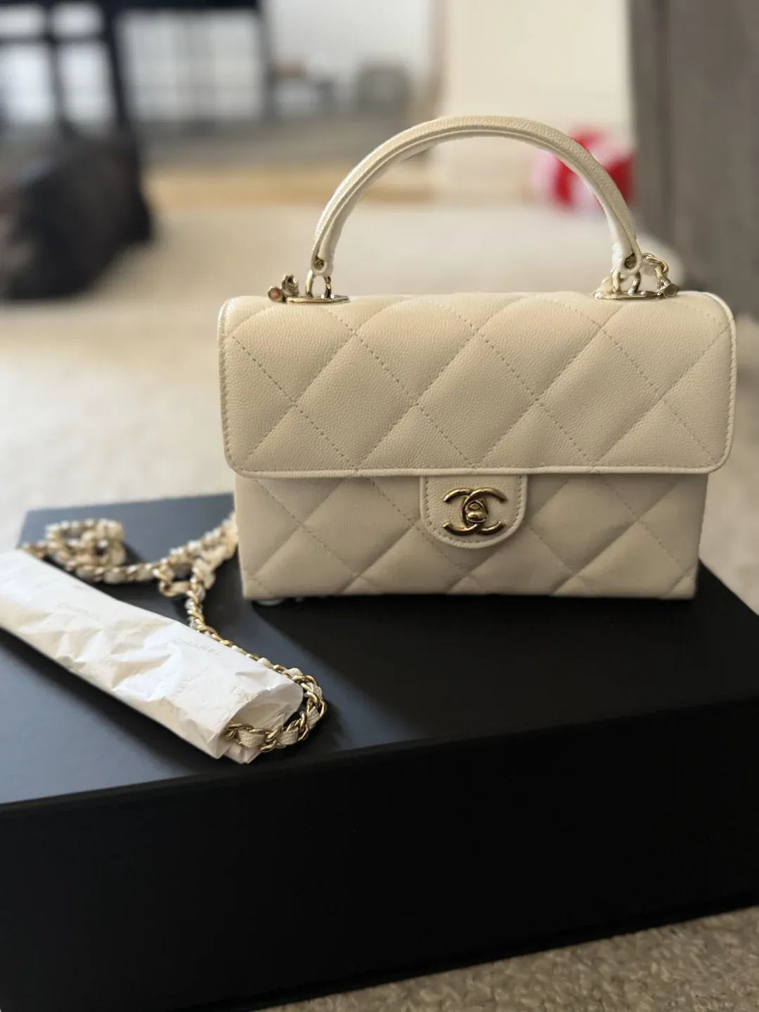 用家分享剛入手白色 Chanel Flag bag with Handle,但因擔心日後容易染色及變污糟,因此向網民詢問應否退貨。