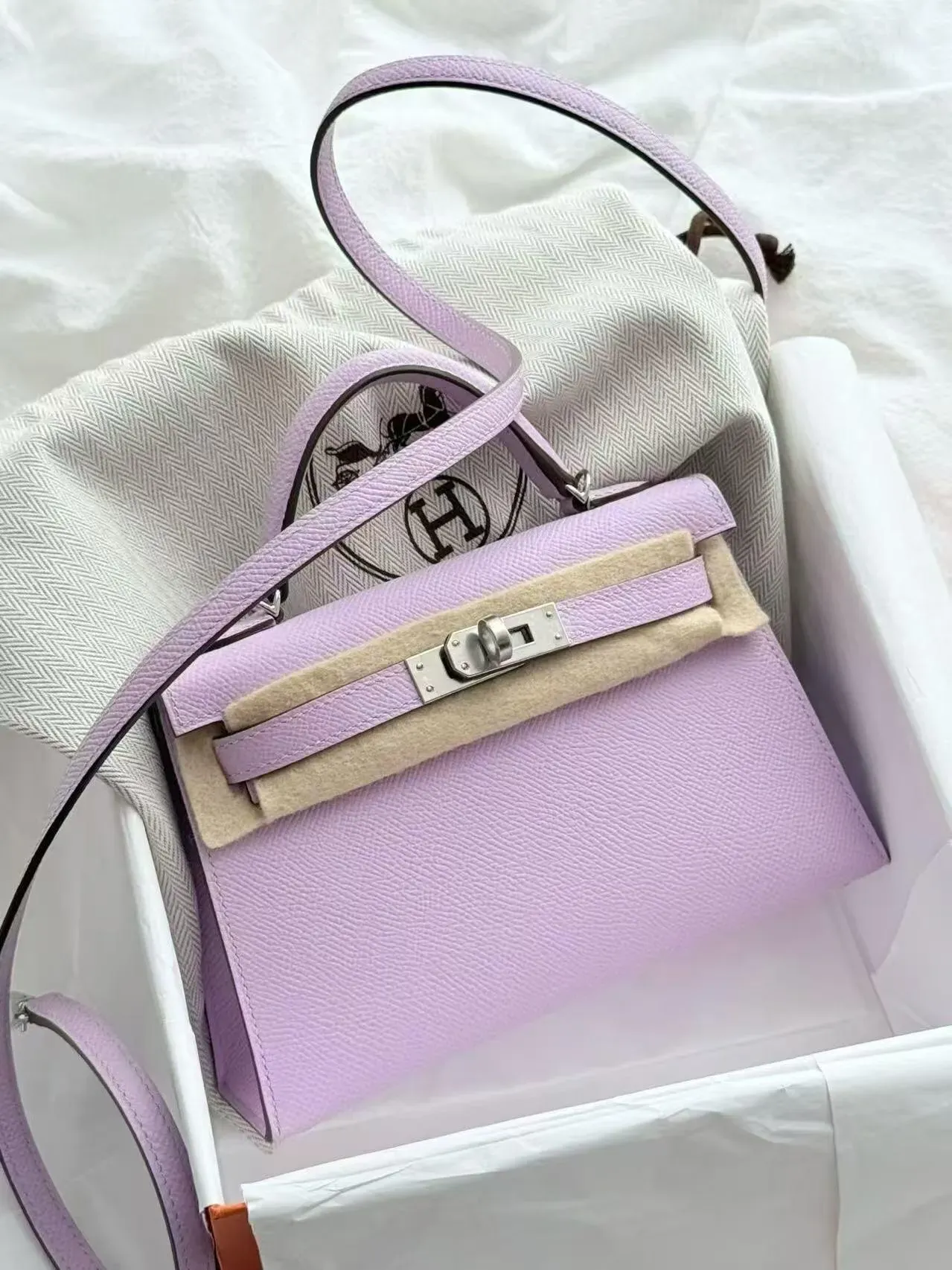 Hermès Mini Kelly II Guimauve(棉花糖粉)實物圖片。Guimauve屬2026年推出嘅全新粉色,色調介乎Rose Sakura與Mauve Sylvestre之間,整體呈現柔和而帶有一定飽和度嘅粉紅色效果。
