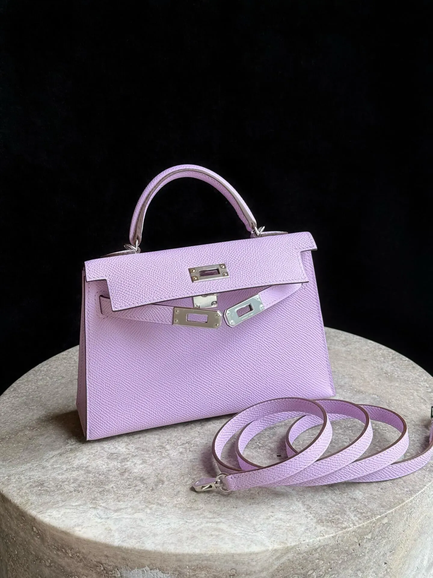 Hermès Mini Kelly II Guimauve(棉花糖粉)實物圖片。Guimauve屬2026年推出嘅全新粉色,色調介乎Rose Sakura與Mauve Sylvestre之間,整體呈現柔和而帶有一定飽和度嘅粉紅色效果。