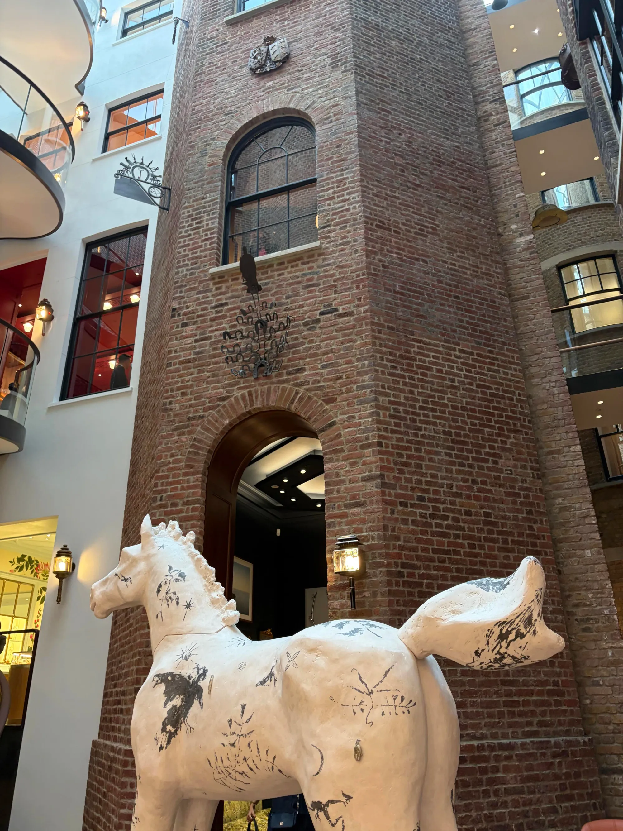 Hermès Bond Street Maison開幕除咗建築本身,多款限定商品及高級工藝作品亦成為收藏家關注焦點。