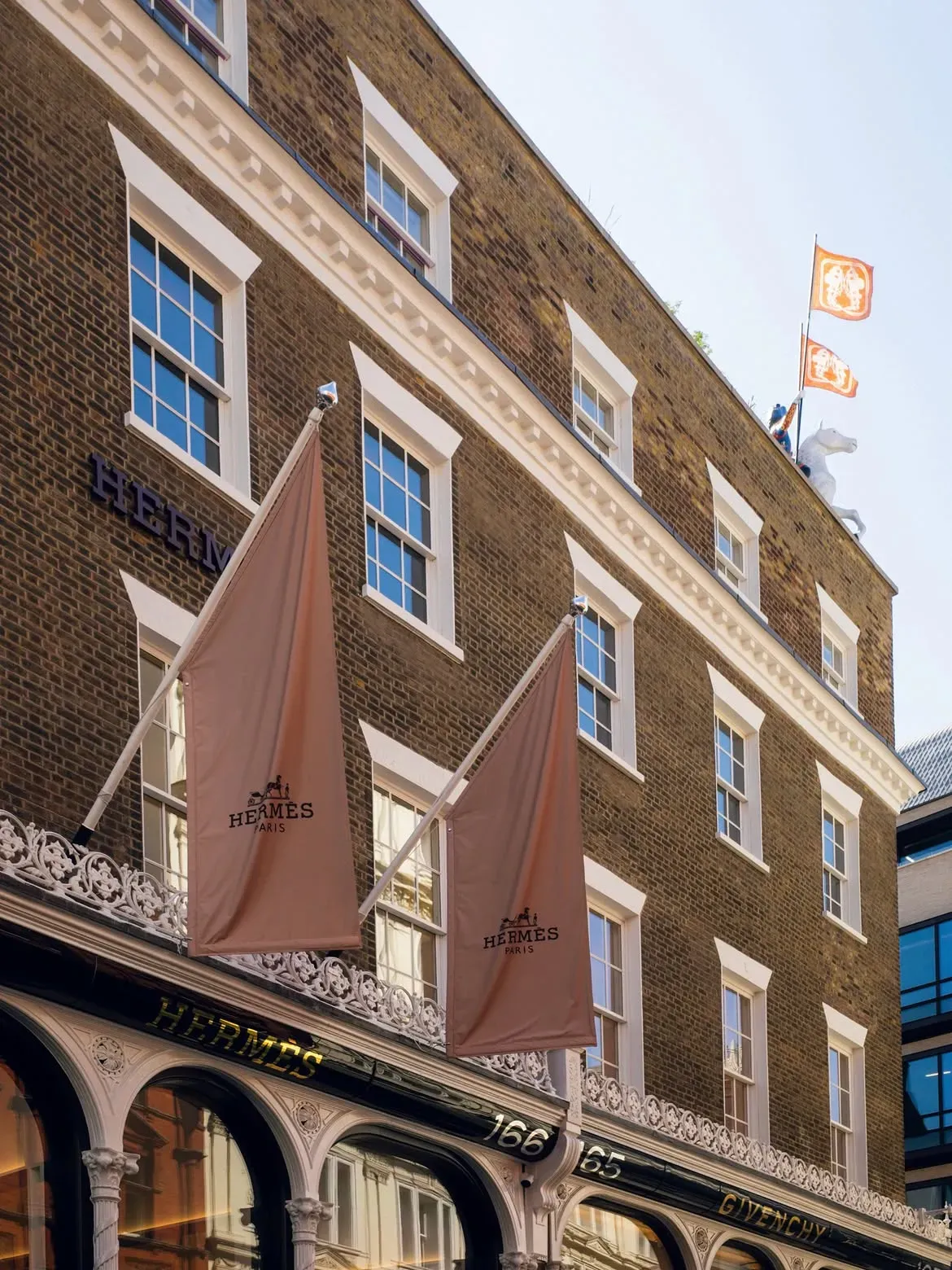 Hermès全新Maison Bond Street位於倫敦166 New Bond Street，由六幢歷史建築組成，成為品牌全球最新Maison據點。
