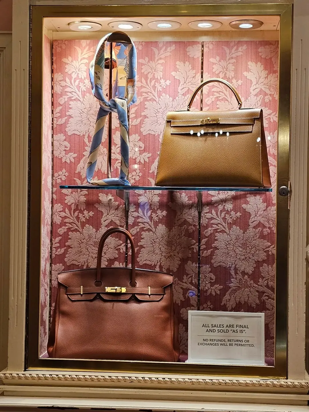 海外討論區流傳之加州迪士尼樂園 Emporium 商店內部實景。傳統嘅美式復古木櫃內,擺放咗愛馬仕手袋,與周圍嘅迪士尼周邊商品形成強烈對比。