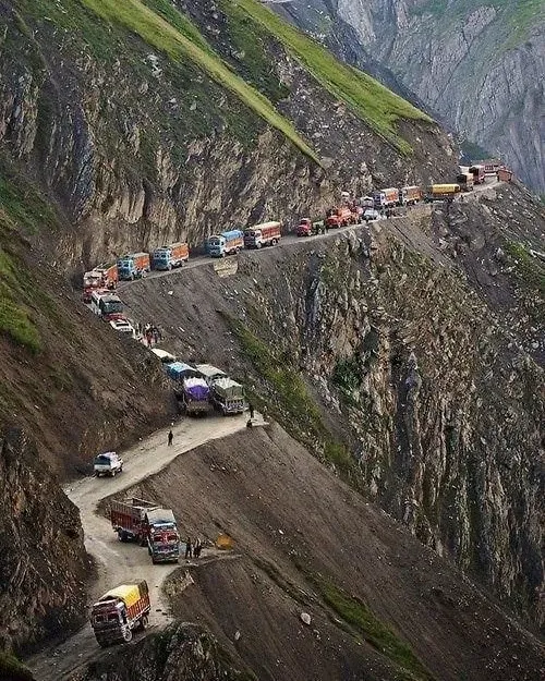 Killar Kishtwar Road&nbsp;最著名嘅懸崖路段。由於道路沿住&nbsp;Chenab River&nbsp;河谷山腰開鑿，部分位置只有一條行車線闊度，因此多年來經常被旅遊媒體及形容為印度最具挑戰性嘅山路之一。