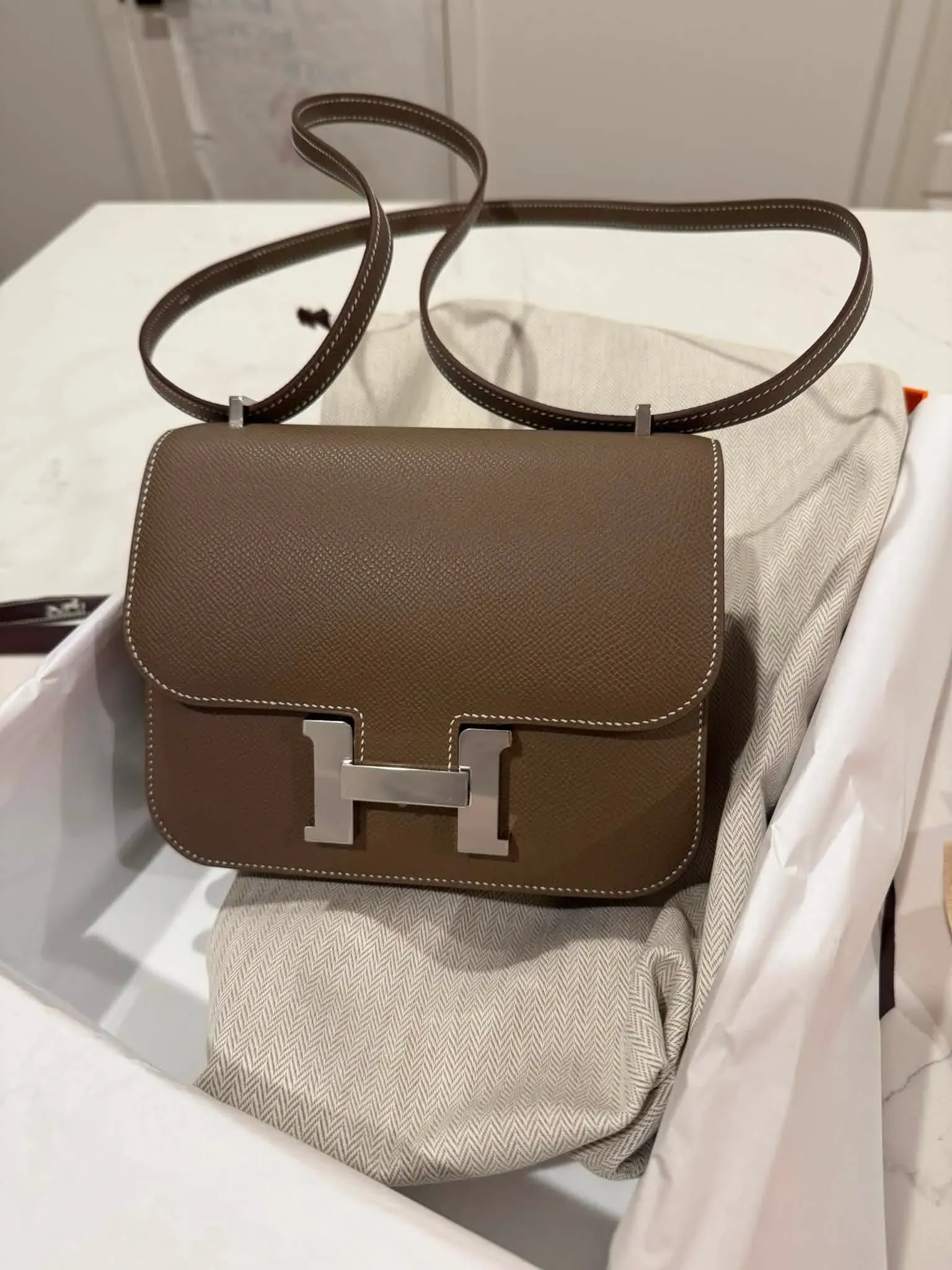 Hermès Mini Constance 18(Etain Epsom配Palladium Hardware)一直是品牌最受歡迎的Constance尺寸之一。由於兼具肩背及斜孭功能,加上容量足以應付日常使用,多年來一直被視為Hermès熱門Allocation袋款。