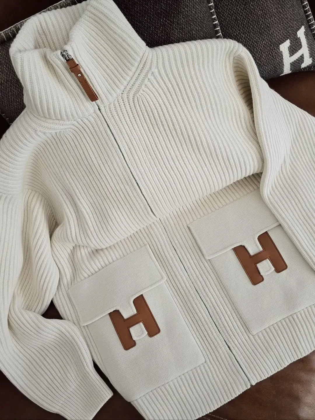 Hermès&nbsp;呢款羊毛針織外套以皮革&nbsp;H&nbsp;細節作為最大設計亮點，唔同於品牌經典手袋，呢件&nbsp;RTW（成衣）單品近年成為收藏圈討論焦點。