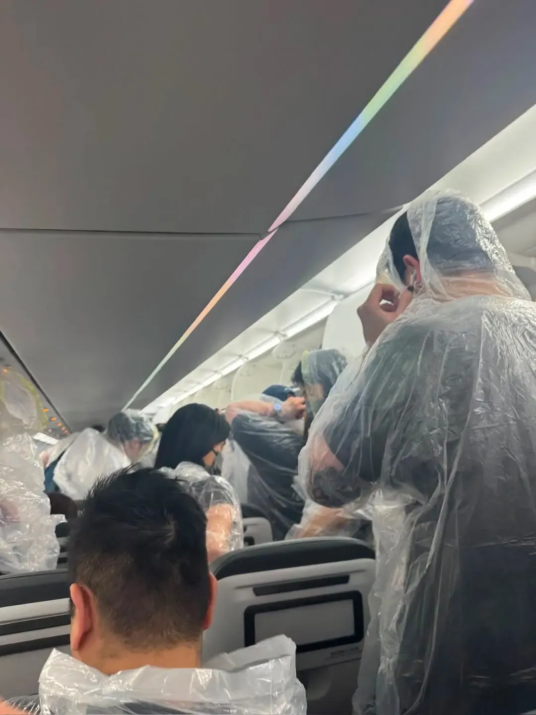 有乘客分享,於大雨期間乘搭HK Express航班時獲派一次性雨褸,並於機艙內穿上,準備經停機坪落機及乘搭接駁巴士前往客運大樓。