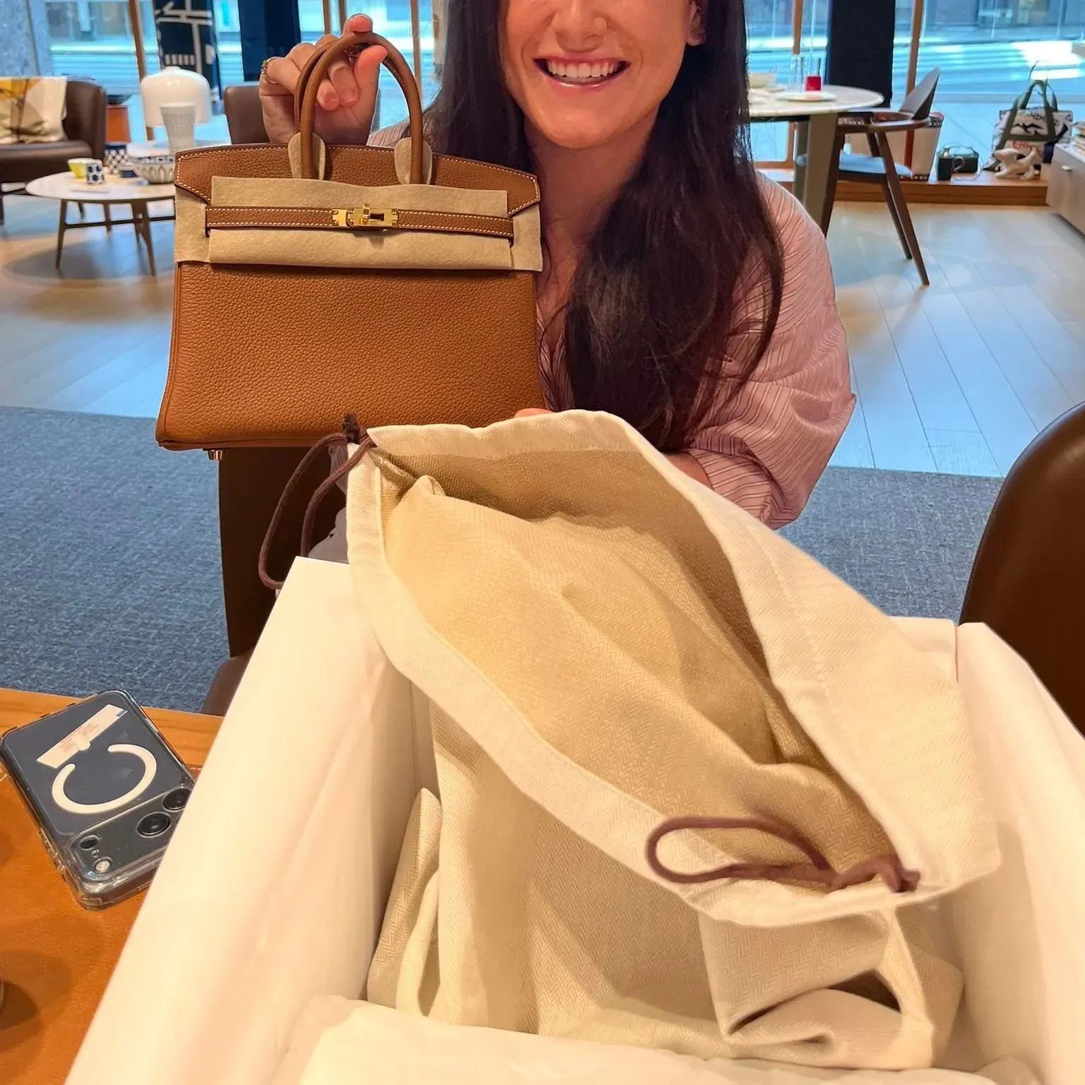 剛完成護士課程後收到人生第一個 Hermès Birkin 25 Gold Togo 配 Gold Hardware,帖主難掩興奮心情。不少網民認為,呢類 QB 已經唔單止係手袋,更似人生重要里程碑嘅紀念。