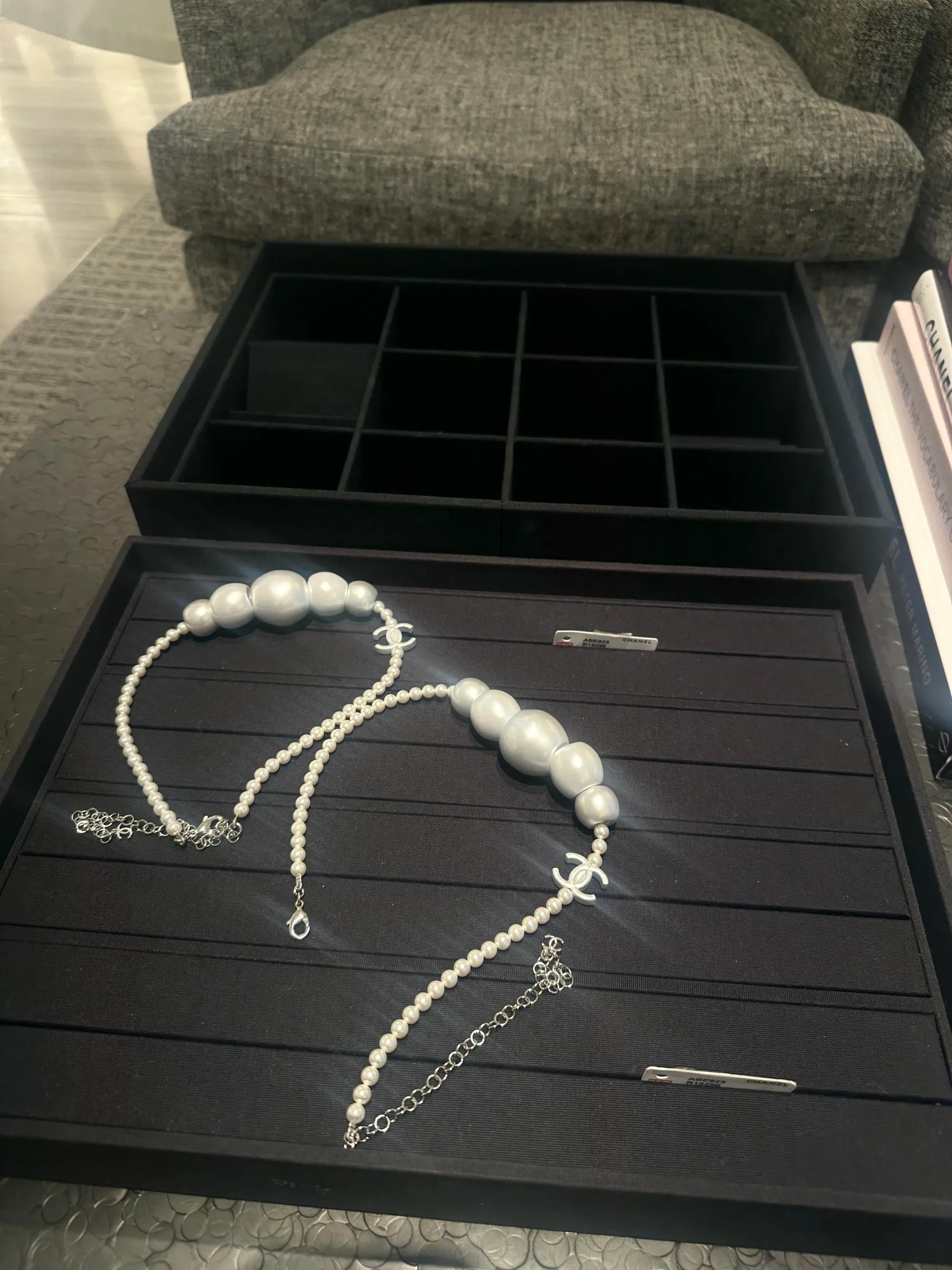 美國&nbsp;CHANEL Markdown（減價）首日現場情況。有網民分享，當日早上已開始排隊，約&nbsp;10:30&nbsp;進入專門店後，首飾類商品數量非常有限，現場只見約兩個盒子存放配飾。可選款式主要包括少量前衛、抽象風格墨鏡，以及兩條尺寸較誇張的項鍊（部分圖片合計視為兩條），另外亦有兩條牛仔風格大型&nbsp;choker&nbsp;頸鏈。整體選擇偏少，款式集中於較大膽設計配件。