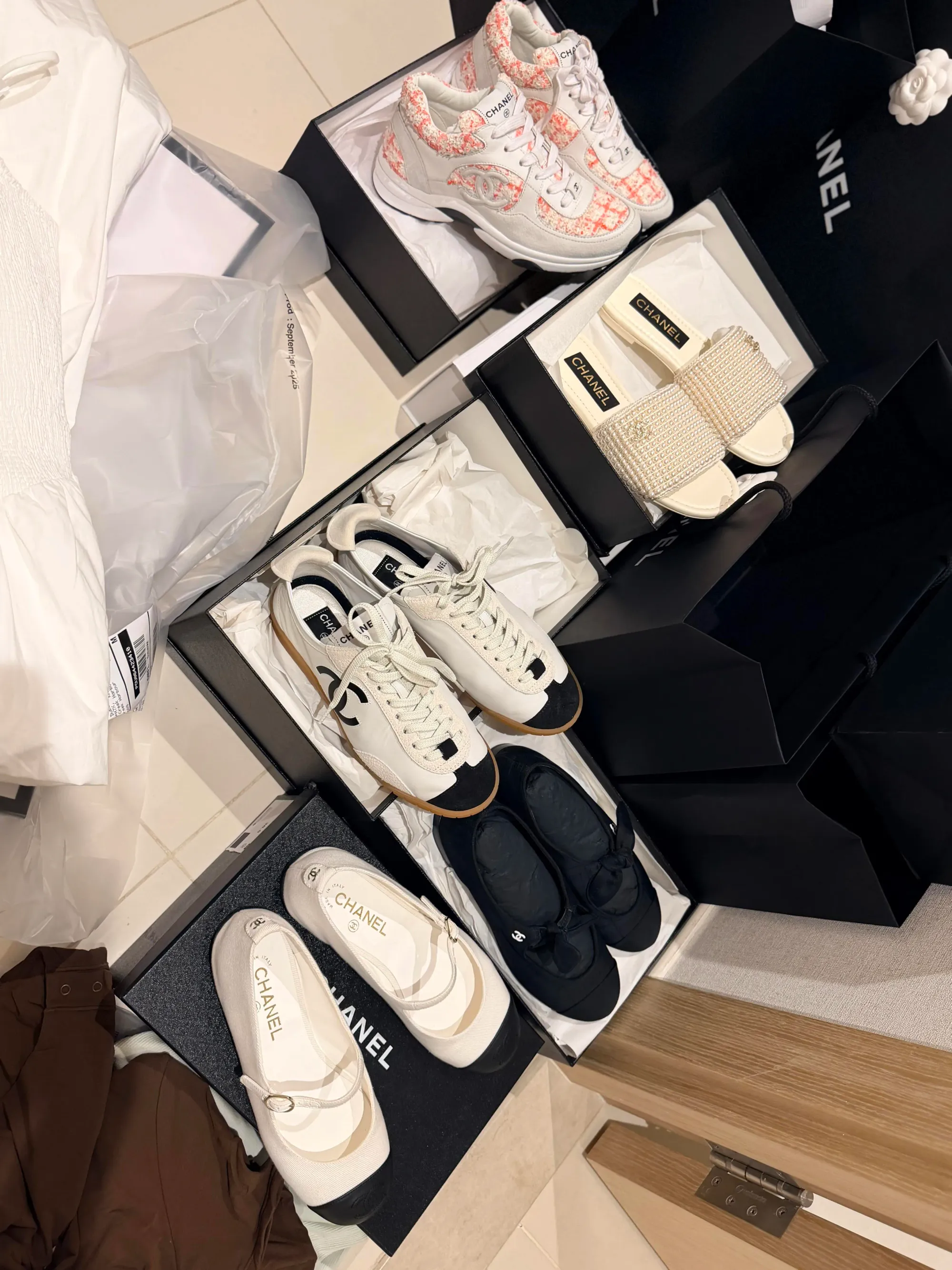阿聯酋網民分享，今季&nbsp;CHANEL Summer Markdown&nbsp;商品主要以&nbsp;2025&nbsp;年季度款式為主。一對彩色運動鞋折後售價約&nbsp;3,158&nbsp;阿聯酋迪拉姆（約&nbsp;860&nbsp;美元／約&nbsp;6,740&nbsp;港元）。