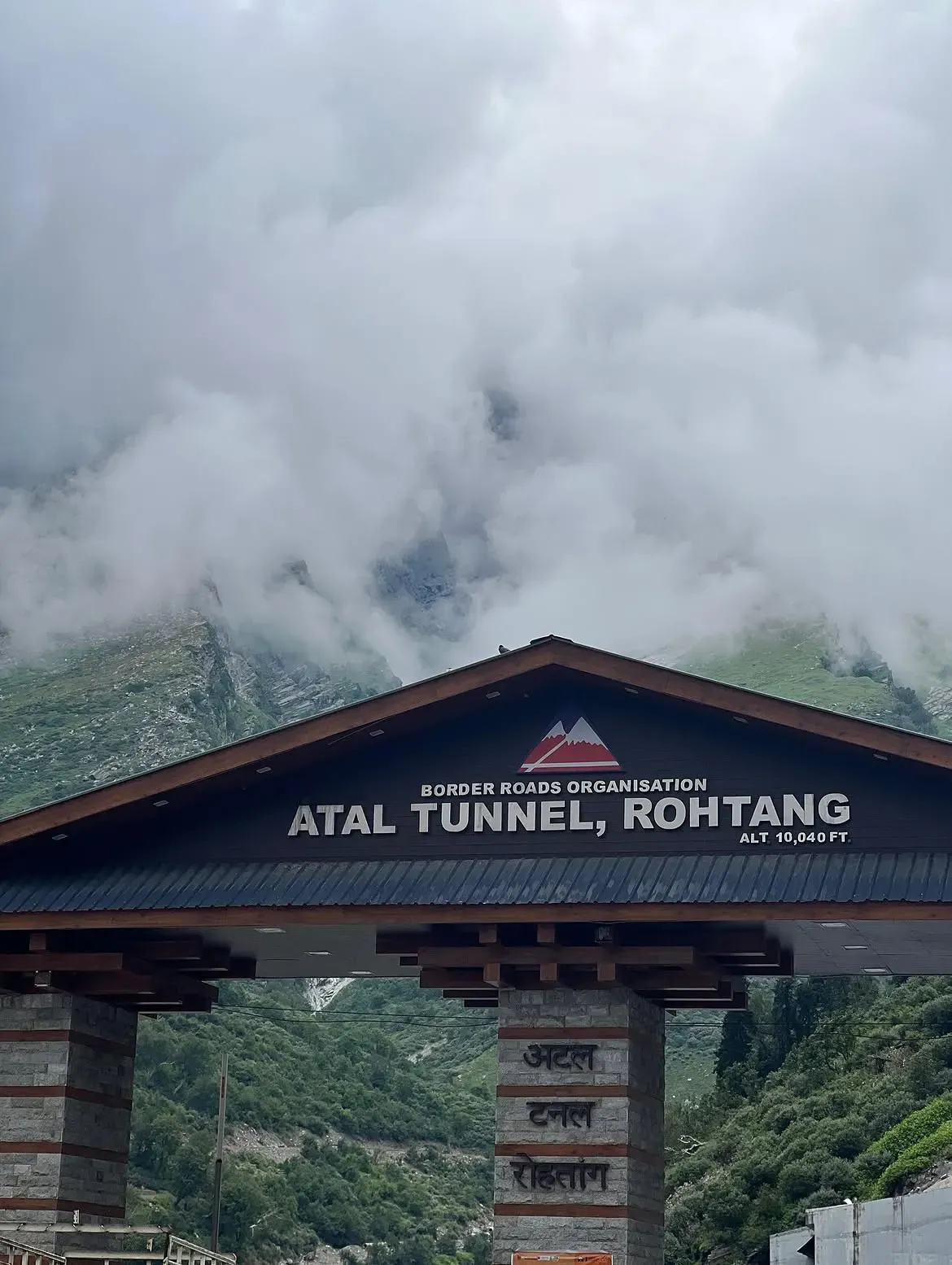 Atal Tunnel&nbsp;通車後，大量車輛毋須再翻越&nbsp;Rohtang Pass，大幅提升喜馬偕爾邦山區全年交通能力，亦成為印度近年重要交通基建之一。