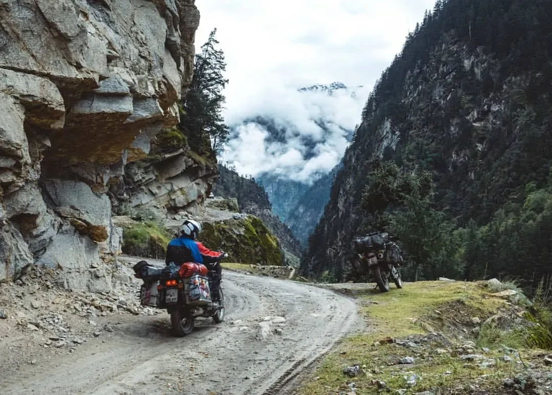 Killar Kishtwar Road&nbsp;並非因為「最高」或「最長」而聞名，而係將極窄懸崖道路、單線會車、天然岩壁及偏遠山區居民日常生活集中於同一條公路，因此多年來一直係全球最受關注嘅高山道路之一。網上流傳嘅驚險畫面，多數集中於部分懸崖路段，而唔代表全程約117公里都係相同路況。