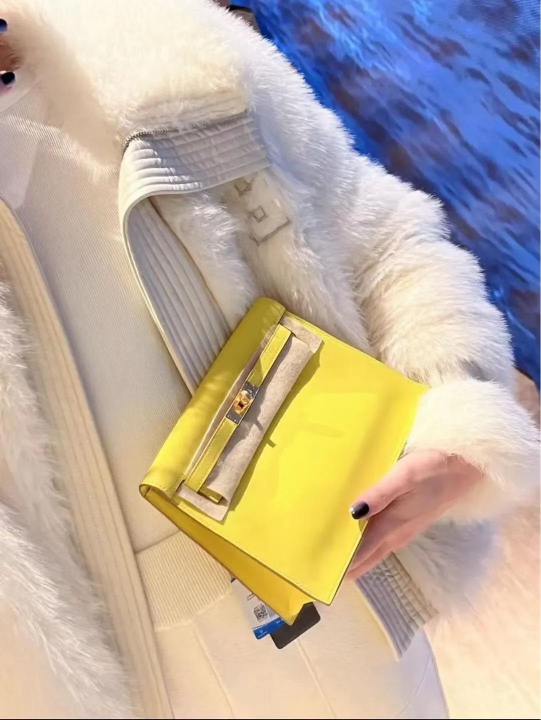 Hermès Kelly Danse Jaune Mango(芒果黃)Swift皮革實物上身圖片。Jaune Mango屬2026年度最受關注亮色之一,呈現高飽和度而帶暖調嘅芒果果肉色效果,即使於日常穿搭中亦具相當高辨識度。