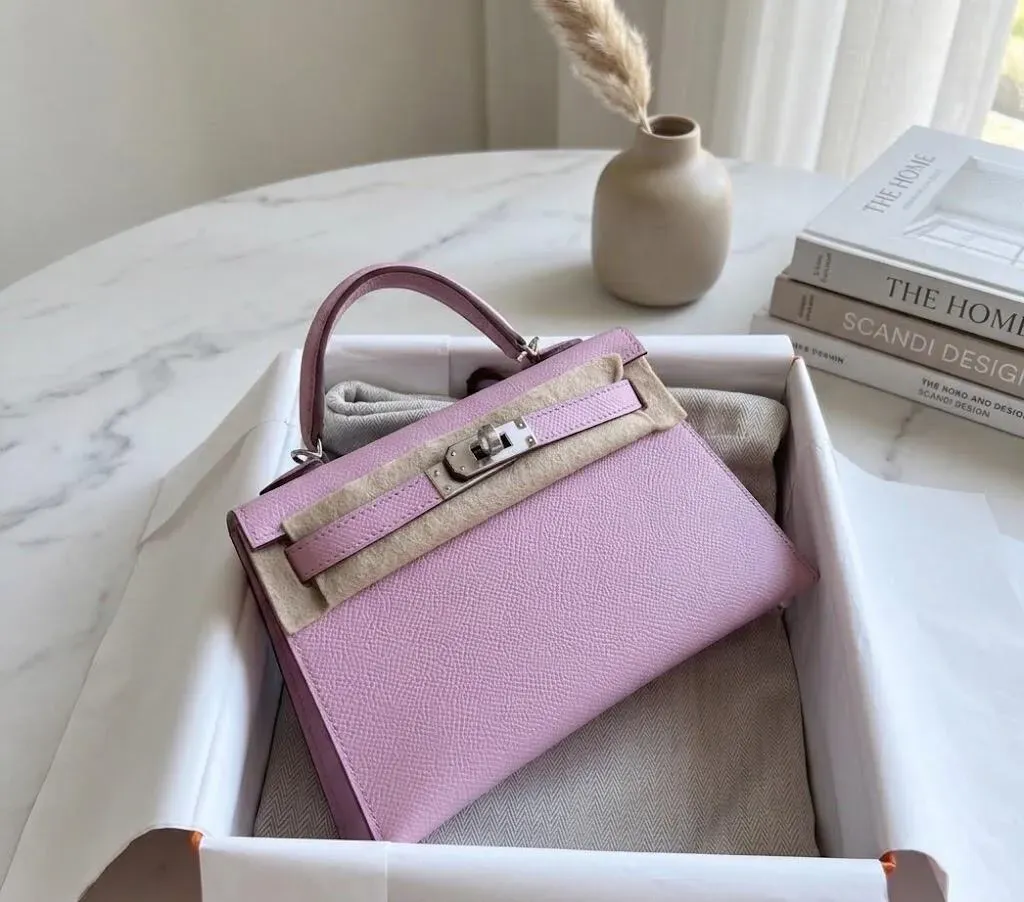 Hermès Mini Kelly II Guimauve(棉花糖粉)實物圖片。相比Rose Sakura較淡雅嘅櫻花粉色調,Guimauve擁有更鮮明嘅粉紅感及更高飽和度,因此於不同光線環境下亦具有較高辨識度。
