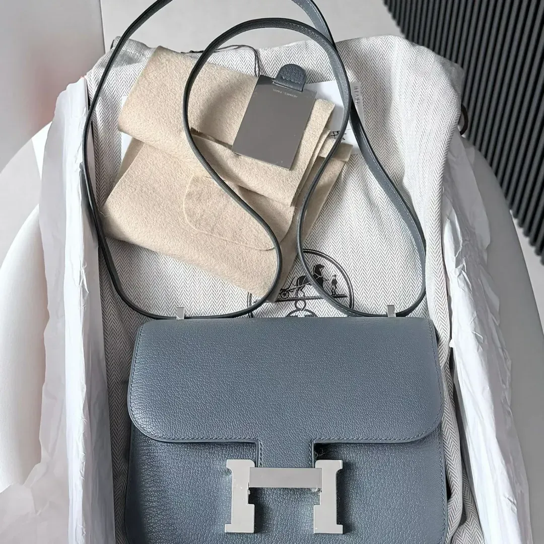 Hermès Mini Constance Carbone(炭灰)Chèvre Mysore山羊皮實物圖片。Carbone屬深灰色系,於Mysore皮革上呈現細緻紋理及低調光澤,展現介乎炭灰與冷調深灰之間嘅層次感。