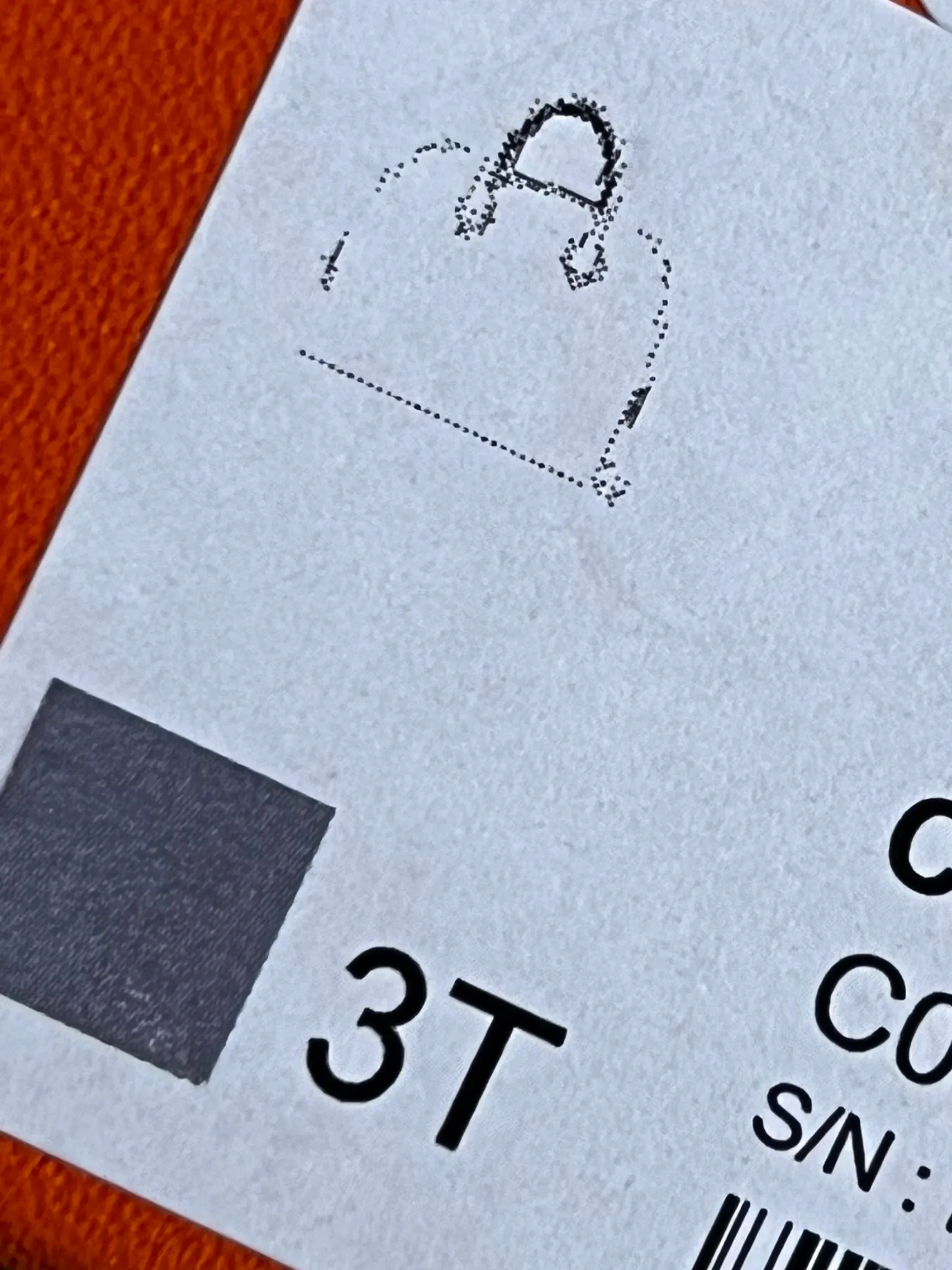 Hermès Orange Box及產品標籤細節圖片。Hermès產品色號需配合官方標示、防偽刻印及實際皮革資料確認,收藏圈流傳色號資訊仍可能因不同資料來源而有所差異。