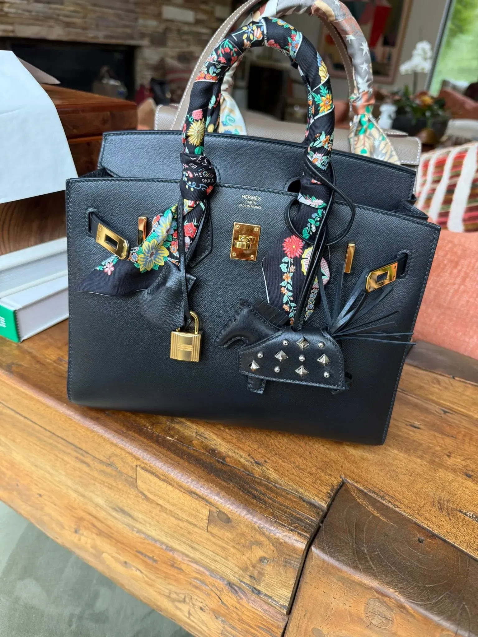 海外收藏家將銀色窩釘 Rodeo Robeo 掛喺金扣 Birkin 上,引發大量網民討論。