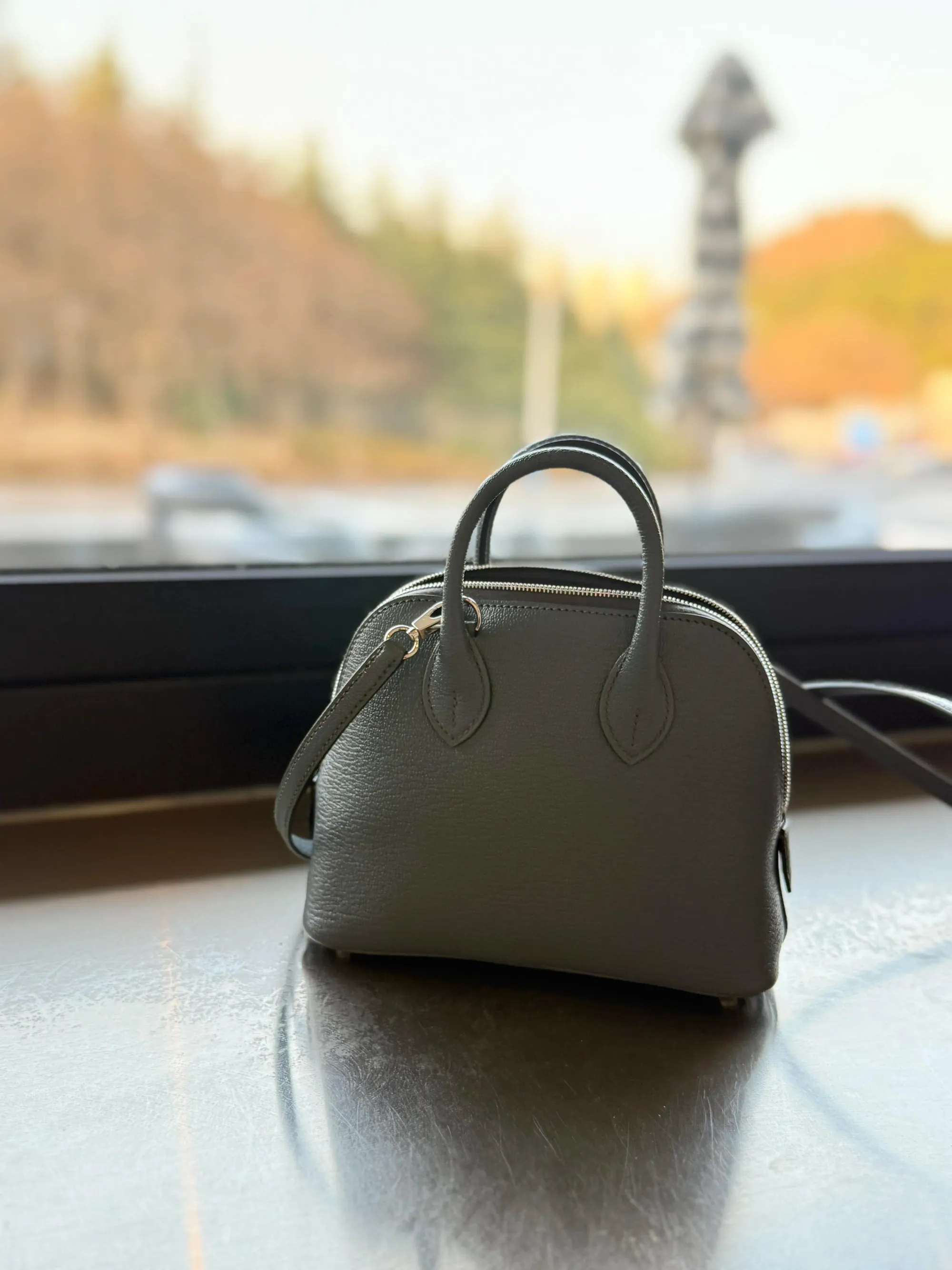 Hermès Mini Bolide Carbone(炭灰)實物圖片。Carbone於小型袋款上展現低調而具現代感嘅深灰效果,亦成為近年收藏圈重新關注嘅中性色之一。