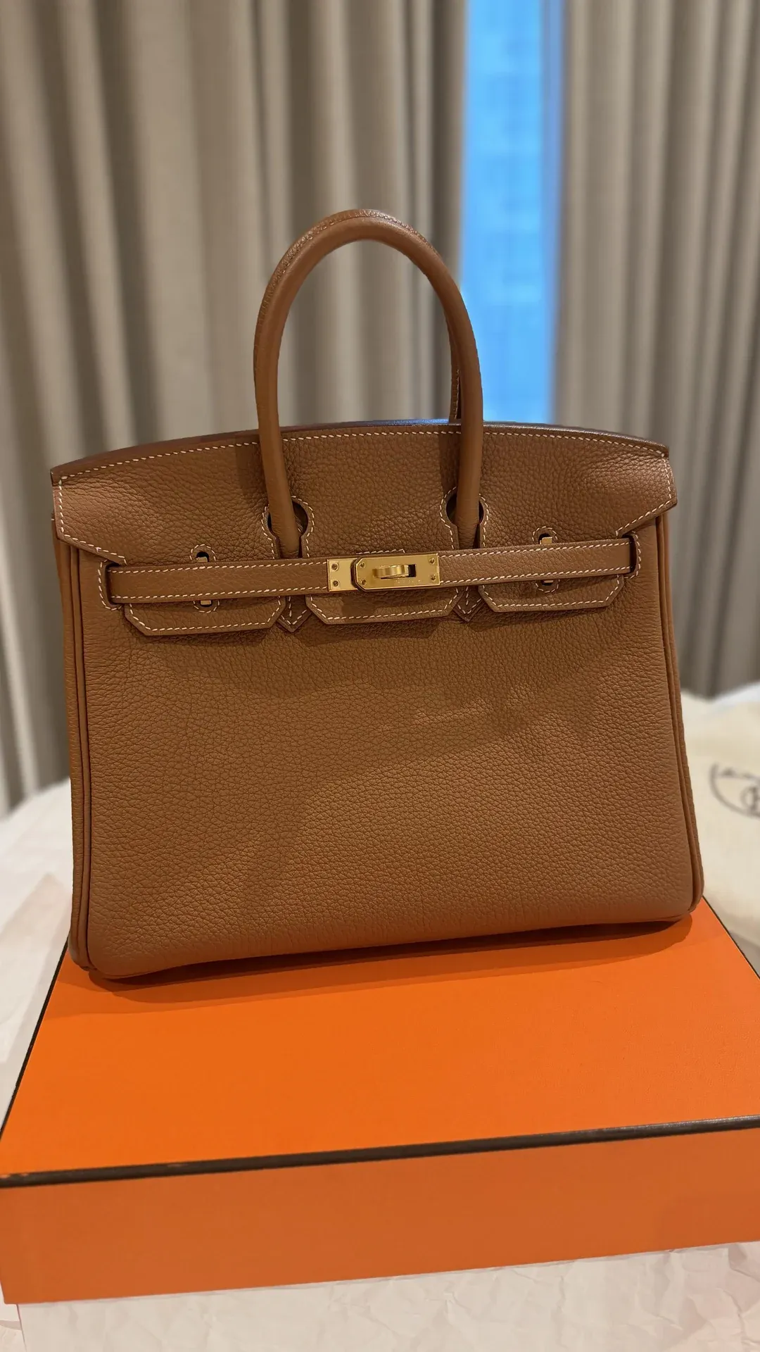 另一位用家分享收到&nbsp;Birkin 25&nbsp;金棕金扣後，笑言接到&nbsp;SA&nbsp;通知即時安排行程前往領袋。