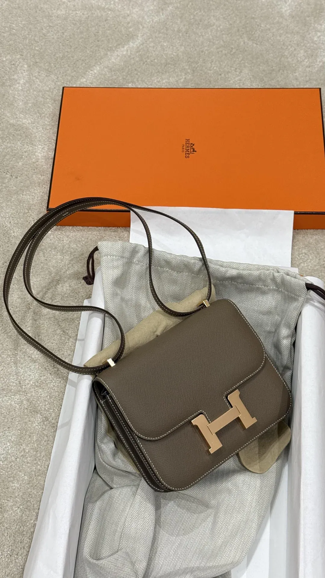英國倫敦有買家表示,到訪Hermès Boutique查詢Constance 18後,即場獲介紹現貨,最後購入Etoupe配Rose Gold Hardware版本。根據分享,其過往主要購入鞋履及皮具等產品,案例再次引起市場對Constance Allocation的討論。