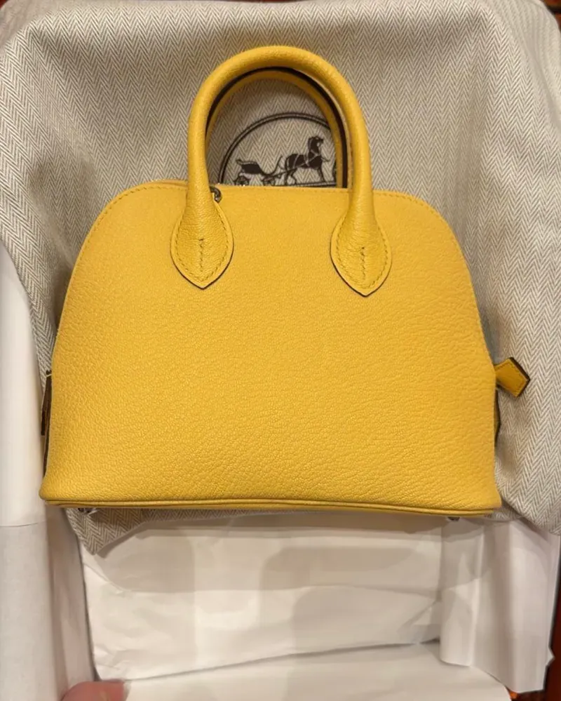Hermès Mini Bolide Jaune Mango(芒果黃)T2 Chèvre皮革實物圖片。Jaune Mango帶有明顯橙黃色調,色彩飽和度較高,整體視覺效果接近成熟芒果果肉色。