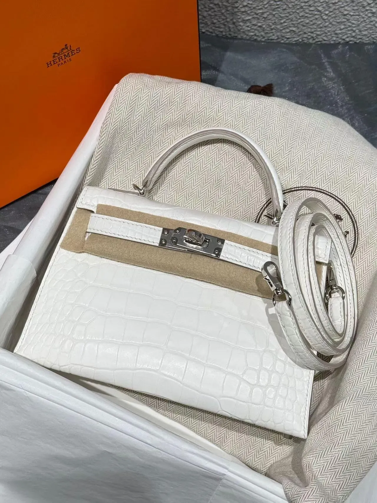 Hermès Mini Kelly II Crème Chantilly(香緹奶油白/奶霜白)實物圖片。Crème Chantilly為Hermès 2026新色之一,市場上亦常見「奶霜白」及「奶油白」等稱呼。