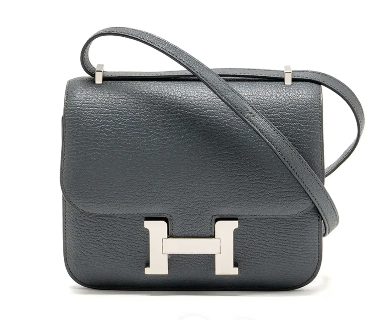 Hermès Mini Constance Carbone(炭灰)Chèvre Mysore實物圖片。Carbone整體色調較深,偏向冷感炭灰方向;山羊皮光澤令深灰色層次更明顯。