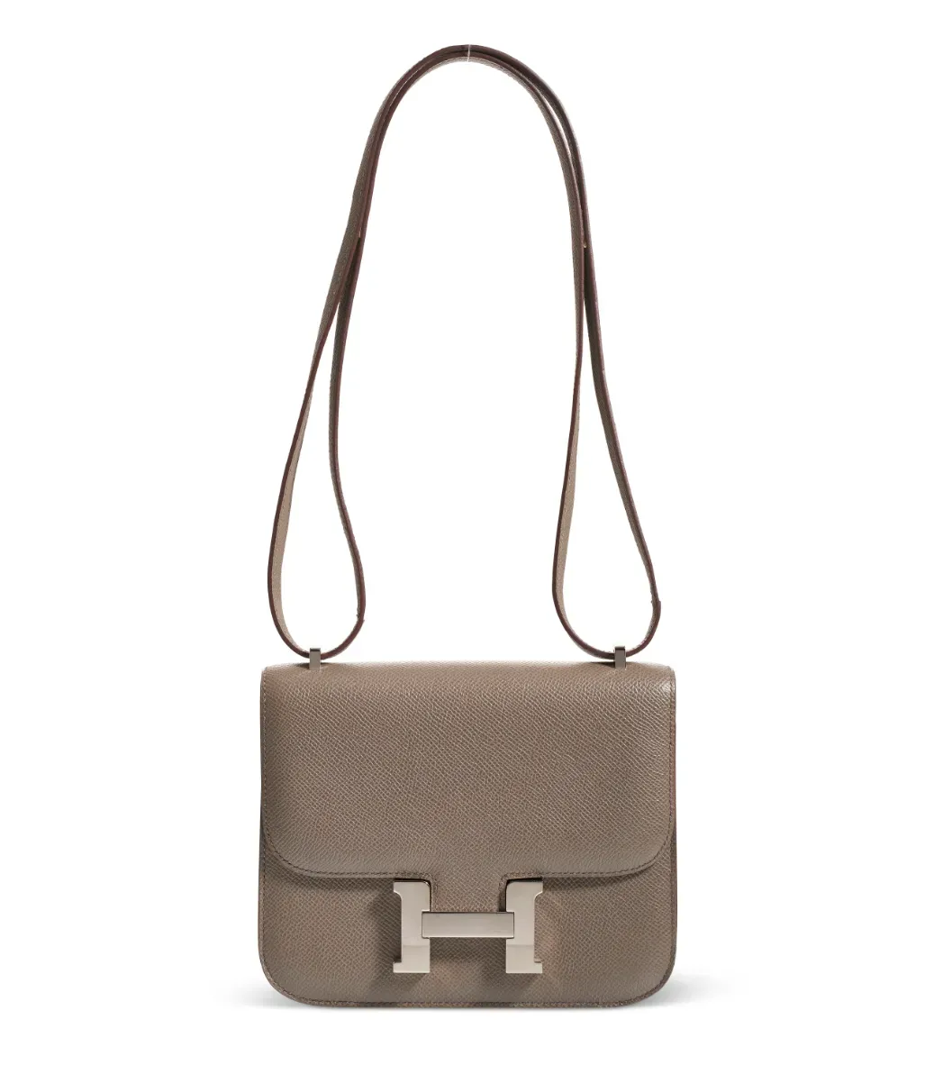 Hermès Mini Constance Etoupe(大象灰)實物圖片。相比Carbone較深及冷調嘅炭灰效果,Etoupe 呈現較柔和嘅中灰色調,帶有自然泥土感。