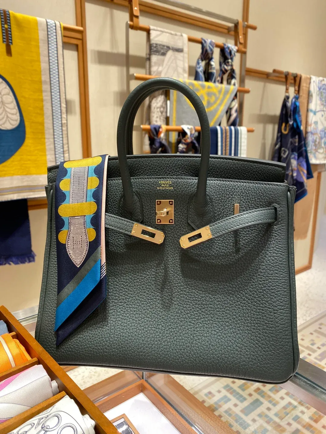 Hermès Birkin 25 Vert Mangrove(紅樹綠)配Permabrass五金實物圖片。Vert Mangrove屬2025年度受關注綠色之一,相比Vert Loden較明顯帶有藍綠色調,綠色辨識度更高。