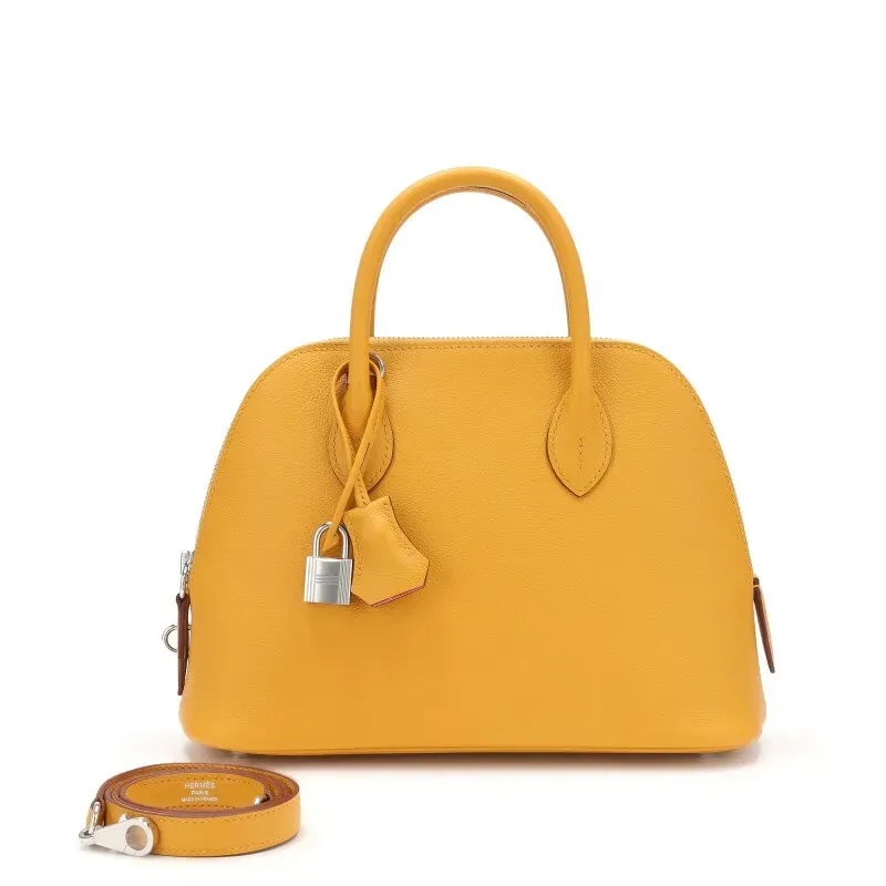 Hermès Bolide 1923 25 Jaune Ambre(琥珀黃)Verso實物圖片。Jaune Ambre屬Hermès經典暖黃色系之一,整體較偏金黃色調,視覺效果亦較Jaune Mango成熟及內斂。