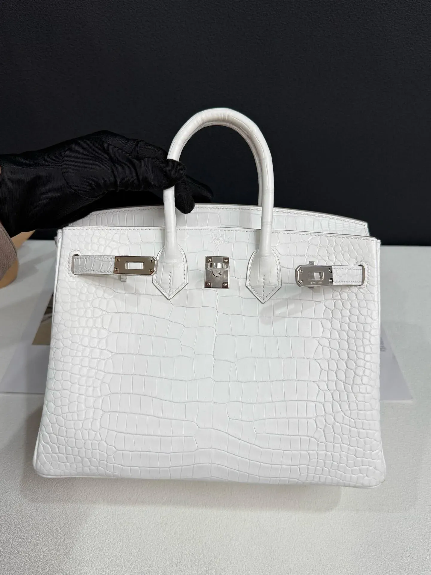 Hermès Birkin 25 Crème Chantilly(香緹奶油白)實物圖片。Crème Chantilly被部分收藏圈視為Beton及Nata以外嘅新一代奶白色系選擇。
