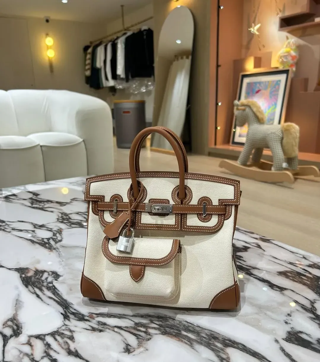 Hermès Birkin 25 Cargo Gold色實物圖片。Gold多年來一直被視為Hermès最具代表性嘅棕色系之一。相比之下,Bai Brun整體色調更深,亦展現出截然不同嘅視覺層次。
