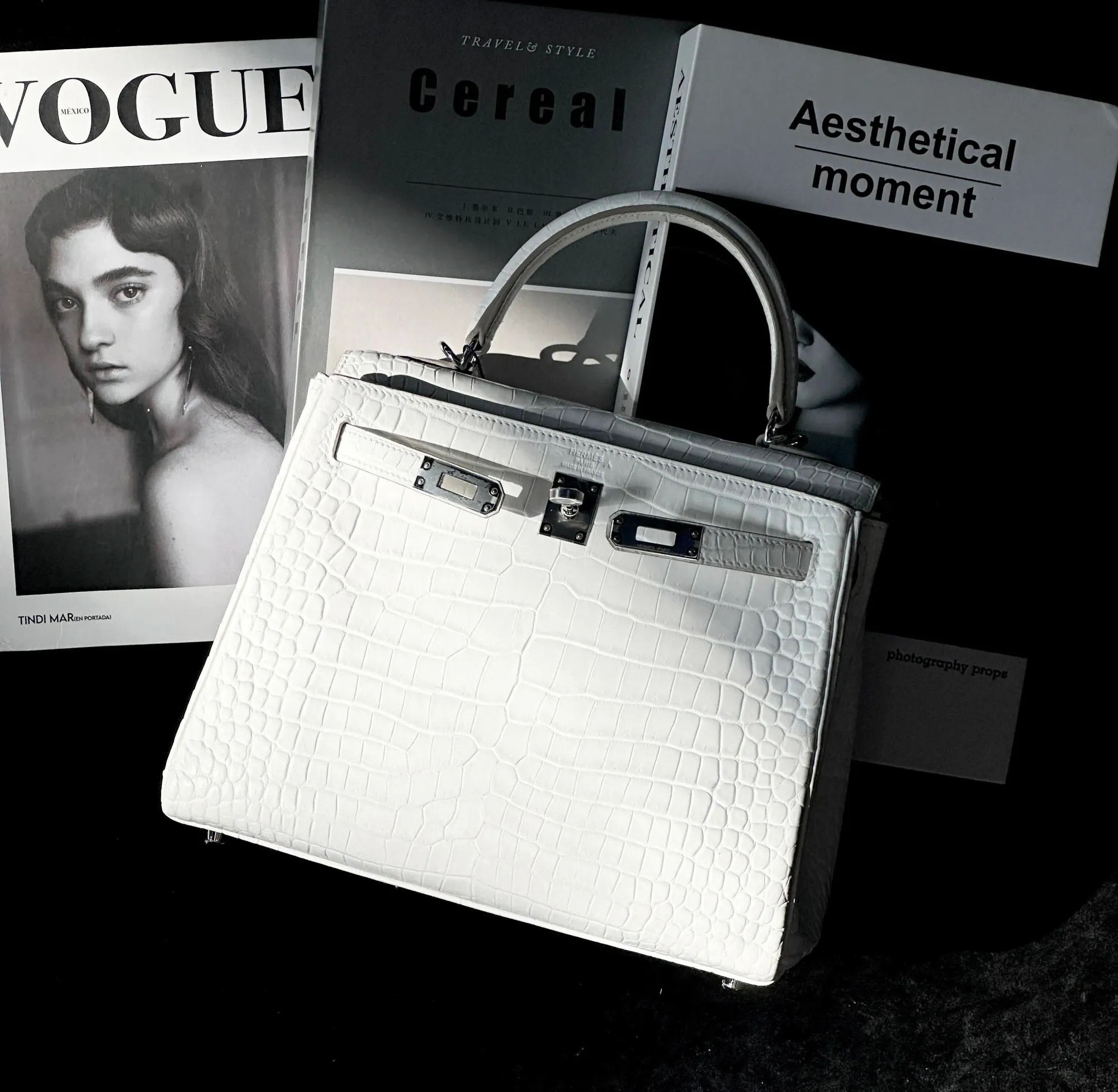 Hermès Kelly 25 Crème Chantilly(香緹奶油白)實物圖片。目前Crème Chantilly主要見於部分新季度皮具及珍稀皮革作品,相關色號資料仍以市場流傳資訊為主。