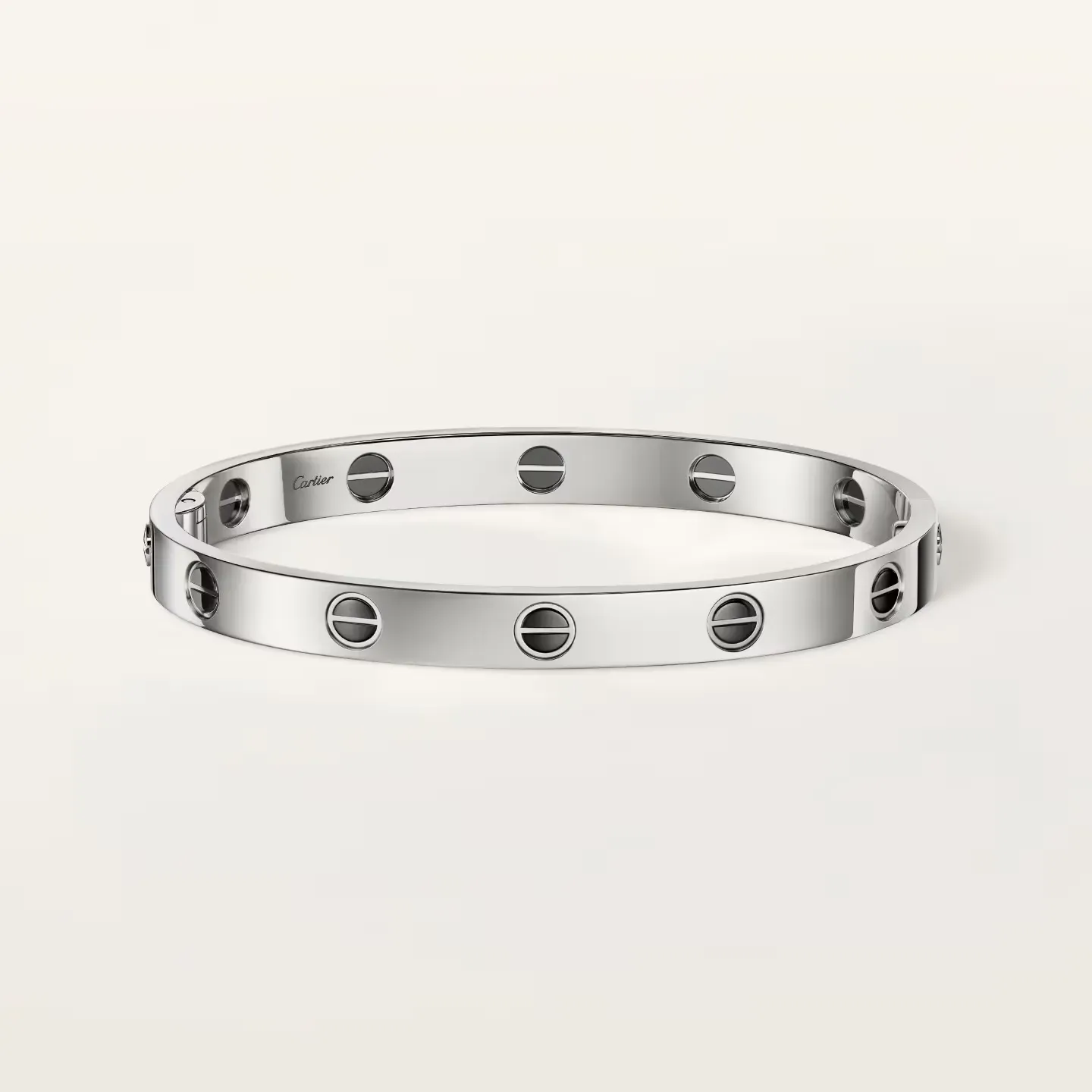 Cartier LOVE手鐲,經典款,陶瓷官方產品圖片,展示18K白金與黑色陶瓷組合後的材質對比。