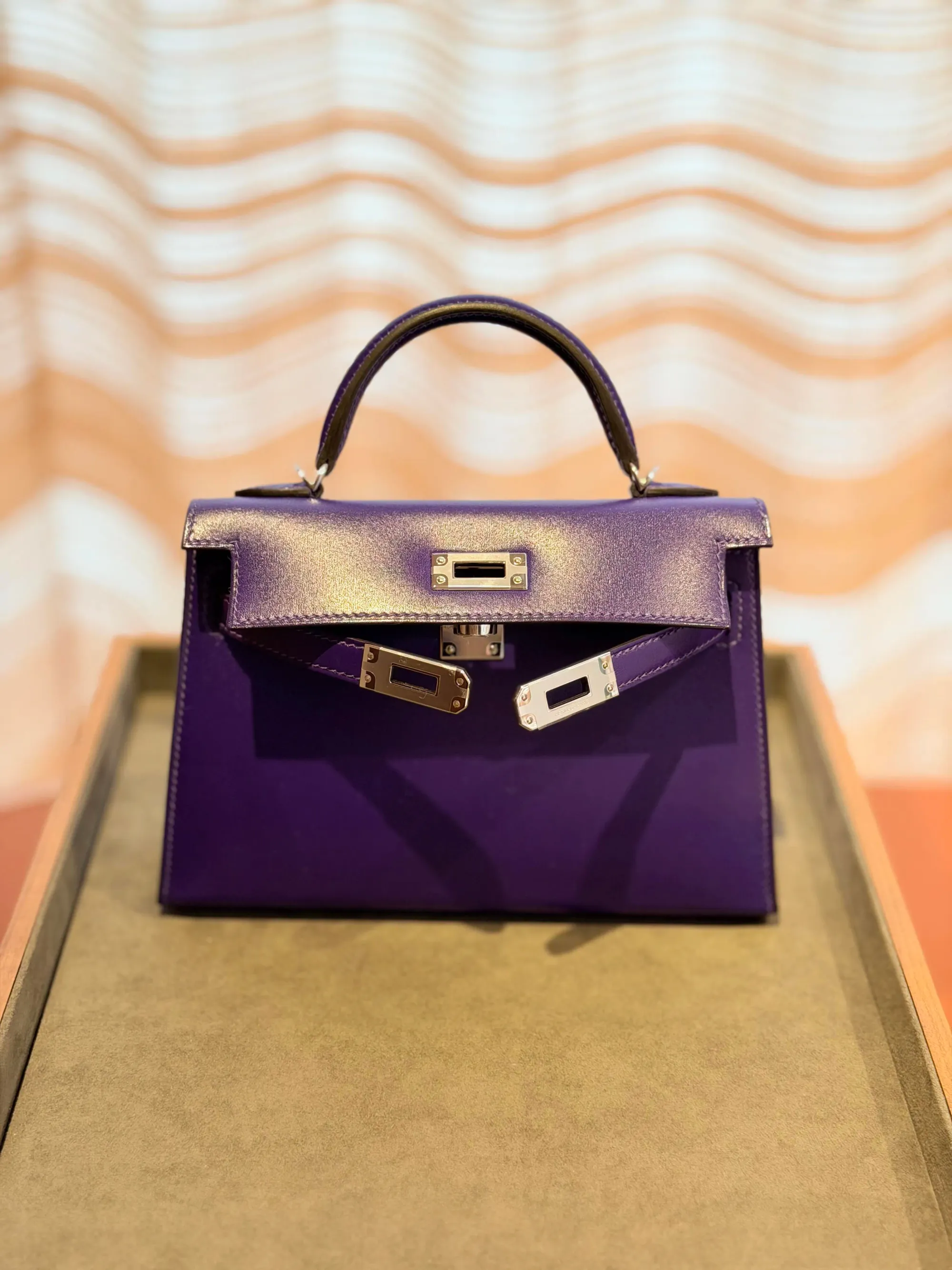 留言區討論焦點主要集中喺 X3 新色本身。圖中為 Hermès 新紫色 X3 Mini Kelly II(Box 皮)實拍,不少收藏者認為冷調紫色配搭 PHW 銀扣效果尤其突出;高光澤 Box 皮亦令紫調呈現更濃郁鮮明嘅層次,突顯 X3 偏紫調嘅視覺特色。