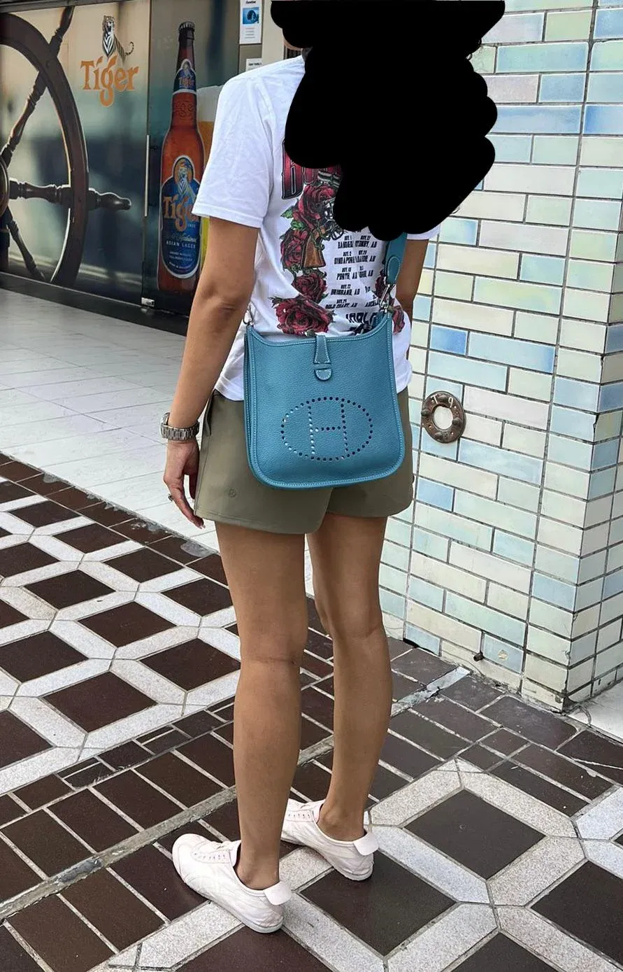 有用家分享&nbsp;Bleu Jean Evelyne 23&nbsp;實物及上身效果。佢表示袋內可放入摺疊雨傘、銀包、濕紙巾及太陽眼鏡等日常用品；雖然最初曾經猶豫應否選擇&nbsp;Gold&nbsp;等中性色，但實際使用後愈來愈欣賞&nbsp;Bleu Jean&nbsp;嘅百搭特質。
