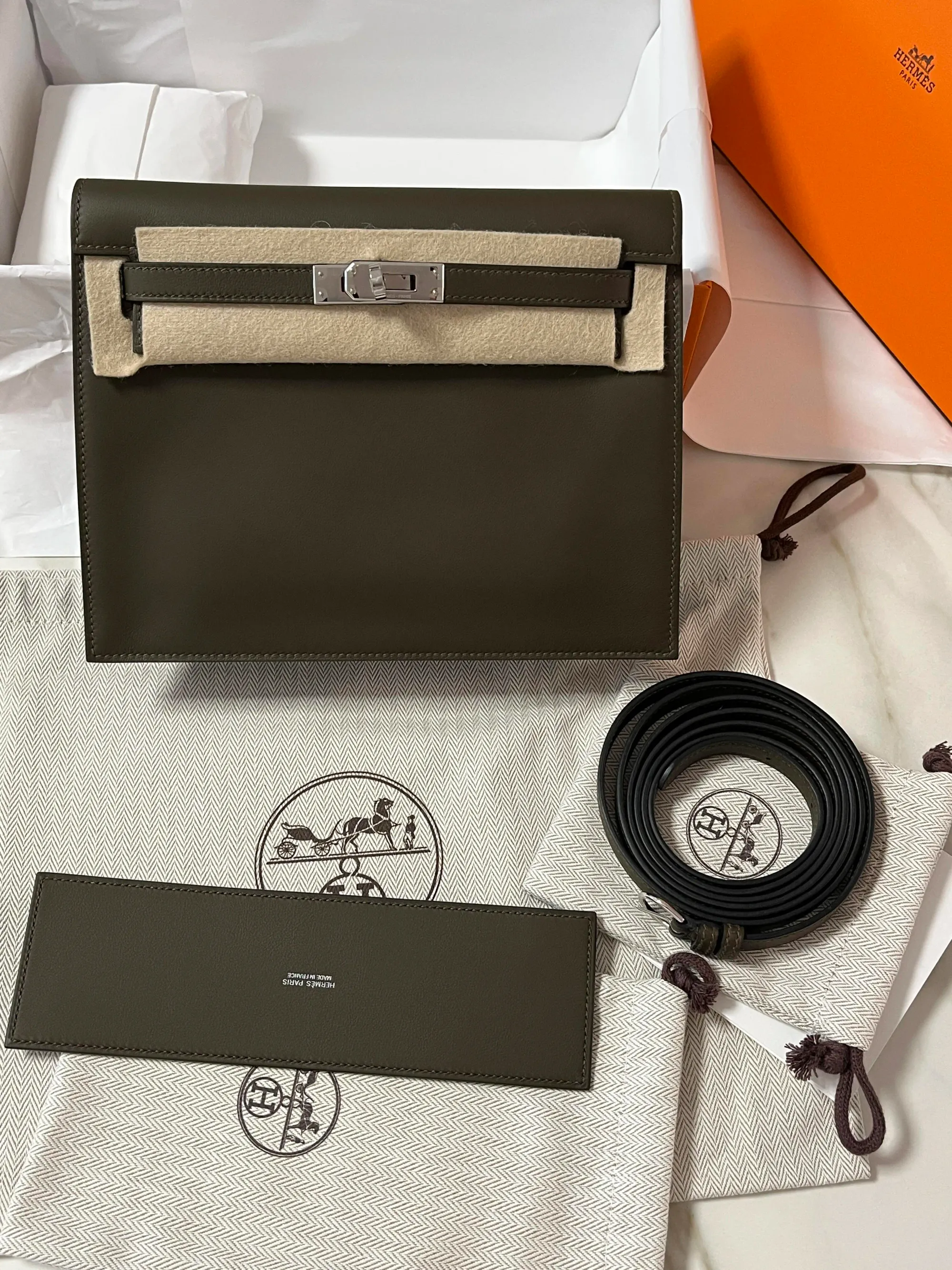 Hermès Kelly Danse Vert Loden(洛登綠)V8實物圖片。Kelly Danse小型袋型令Vert Loden嘅灰綠層次更突出,呈現沉穩而帶現代感嘅視覺效果。