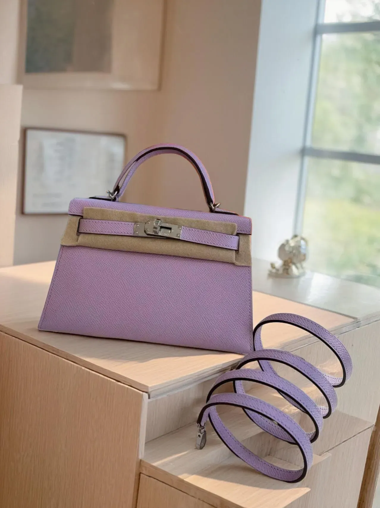 Hermès Mini Kelly II Guimauve(棉花糖粉)實物圖片。Guimauve屬2026年度備受關注嘅新色之一,整體呈現柔和粉紫調,色彩介乎Rose Sakura嘅淡雅粉色與Mauve Sylvestre嘅紫調之間,保留粉嫩感之餘亦具一定飽和度。