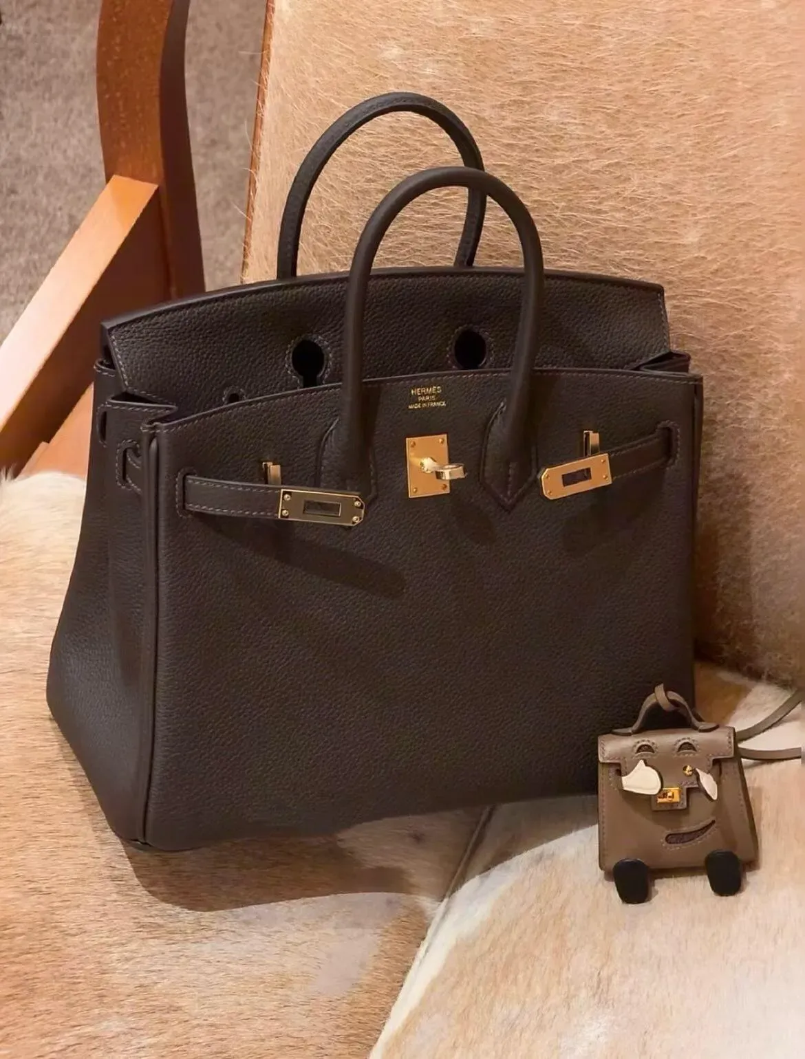 Hermès Birkin 25 Bai Brun(駿馬棕/棗棕)T3配Gold Hardware實物圖片。Bai Brun於自然光下可呈現深棕色與低飽和度棕色層次變化,為近年Hermès較少見嘅深色中性色之一。