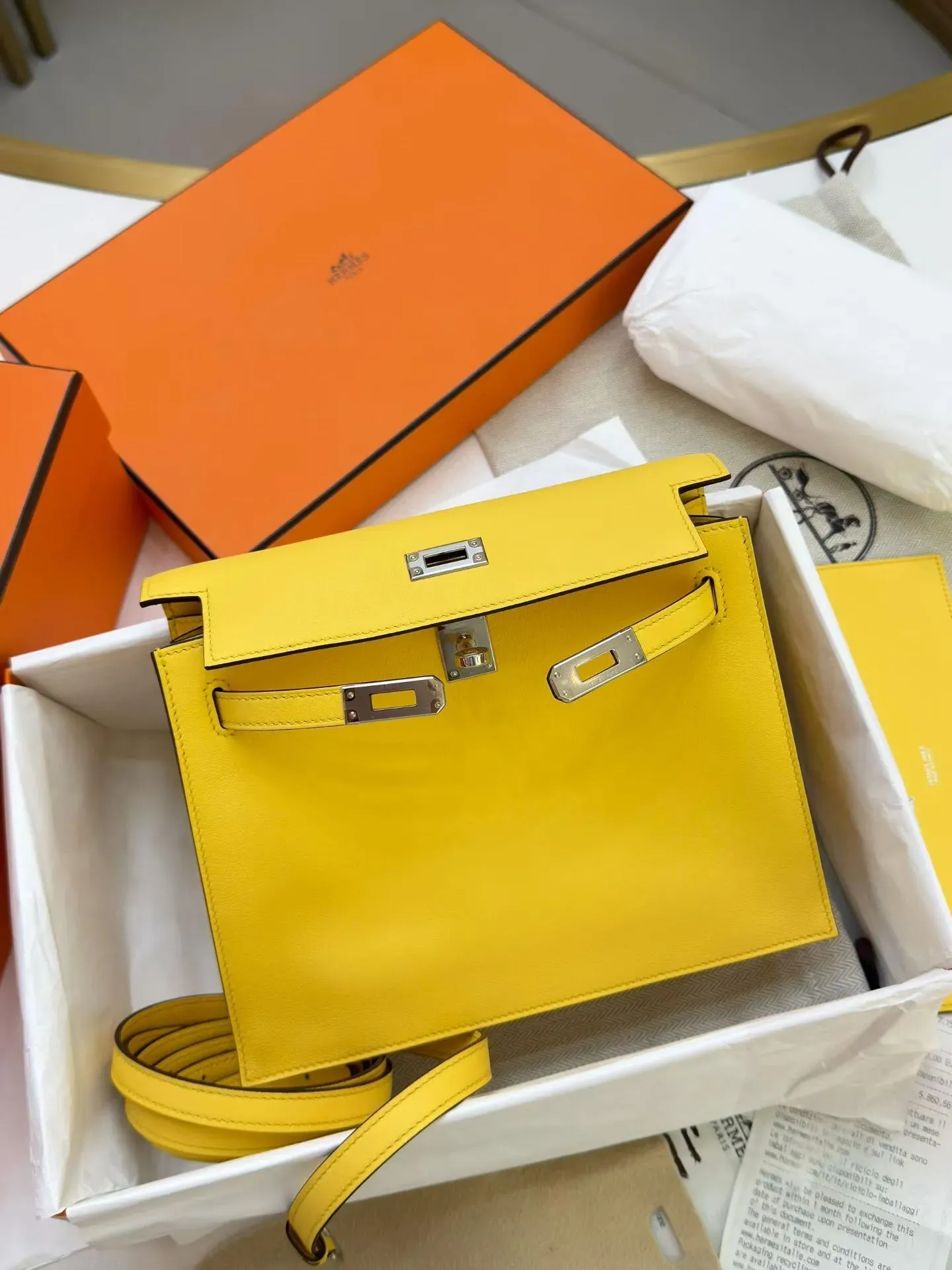 Hermès Kelly Danse Jaune Mango(芒果黃)Swift皮革實物圖片。Jaune Mango帶有濃郁暖黃及橙黃色調,屬近年Hermès較少見嘅高飽和度黃色系新色。