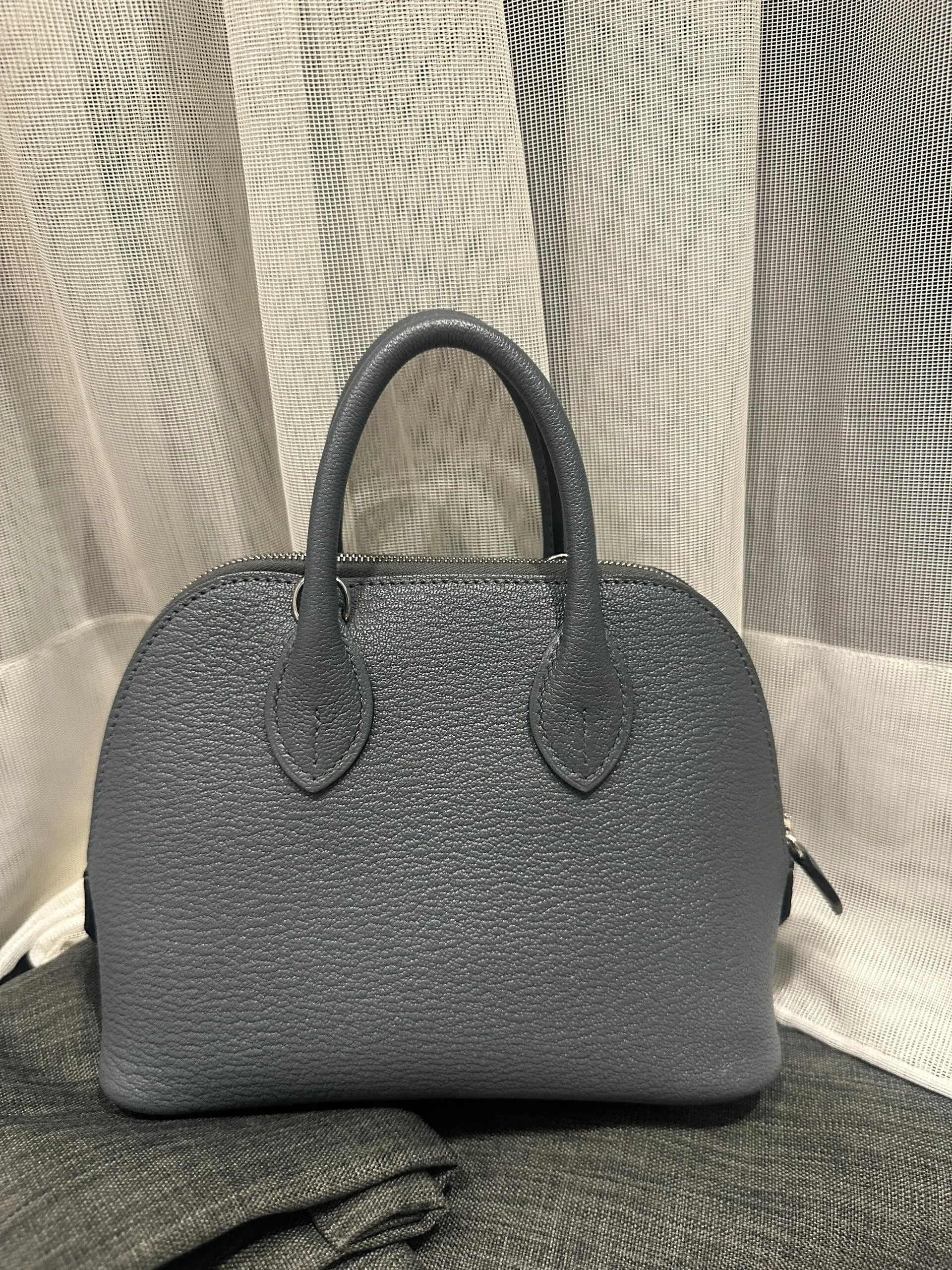 Hermès Mini Bolide Carbone(炭灰)實物圖片。Carbone介乎深灰與黑灰之間,在不同光線下可呈現較接近墨黑嘅視覺效果,但仍保留灰色層次。