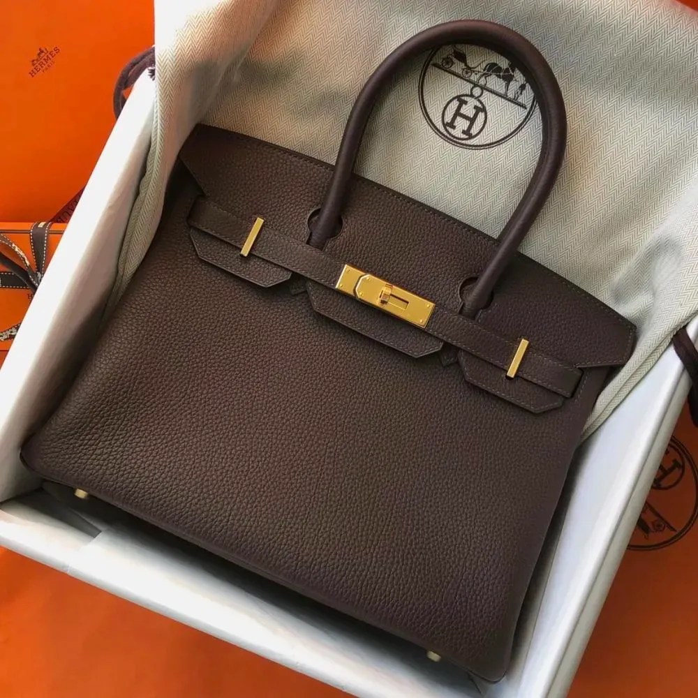 Hermès Birkin 30 Chocolat配Gold Hardware實物圖片。Chocolat屬Hermès經典深棕色系代表之一,顏色較濃郁且帶有傳統巧克力棕色調。與Bai Brun相比,兩者雖同屬深棕色家族,但呈現出不同嘅風格取向。