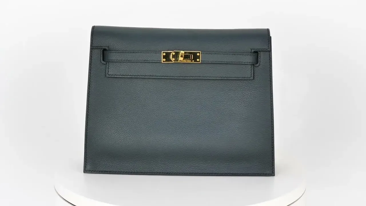 Hermès Kelly Danse Vert Rousseau Evercolor配Gold Hardware實物圖片。Vert Rousseau屬Hermès經典深綠色系之一,色調較接近墨綠及森林綠,可與Vert Loden作深綠系比較。