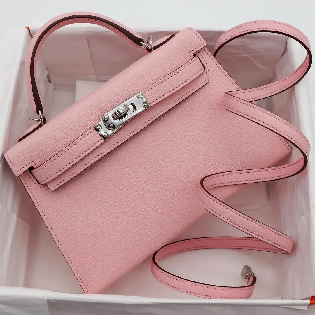 Hermès Mini Kelly II Rose Sakura(櫻花粉)實物圖片。相比Guimauve帶有較明顯粉紫層次,Rose Sakura呈現更清透、更淡雅嘅櫻花粉效果,屬Hermès經典柔粉色系代表之一。