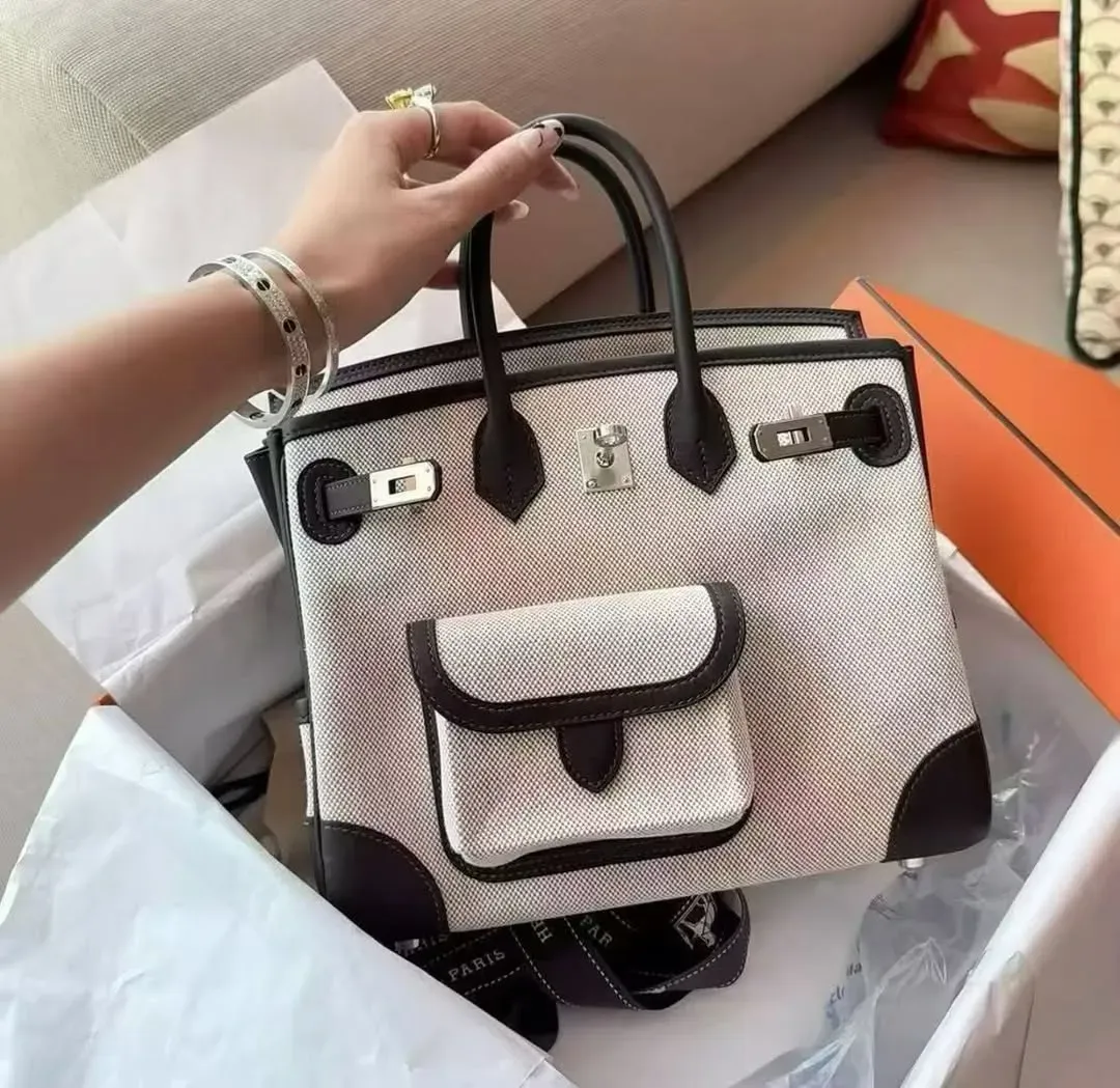 Hermès Birkin Cargo 25 Bai Brun(駿馬棕/棗棕)實物圖片。與經典Gold及Chocolat相比,Bai Brun色調更深,同時保留暖棕色調特色,屬2026年度備受關注嘅深色中性色之一。