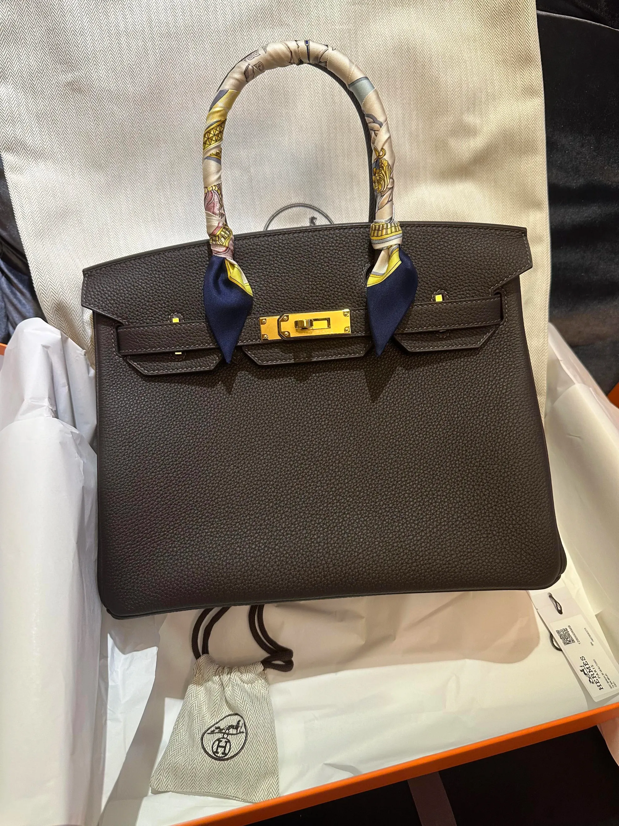 Hermès Birkin 30 Bai Brun(駿馬棕/棗棕)T3實物圖片。Bai Brun被不少收藏圈玩家視為2026年度最值得留意嘅新色之一,深巧克力棕色調結合暖紅底色,呈現出有別於Gold及Ebene嘅視覺效果。