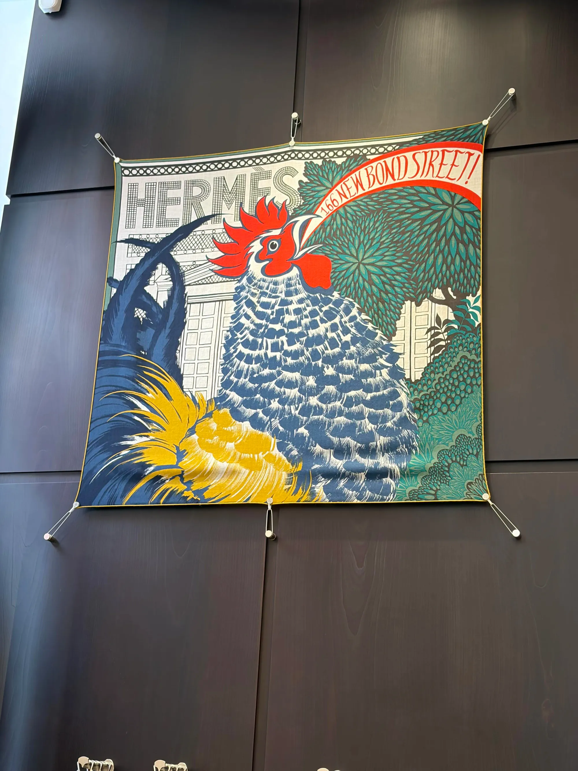 Hermès Bond Street Maison開幕紀念版100×100厘米Cashmere Silk方巾,以Alice Shirley設計嘅《Cocoricooooo!》重新演繹,官方售價890英鎊(約US$1,210/HK$9,500)。