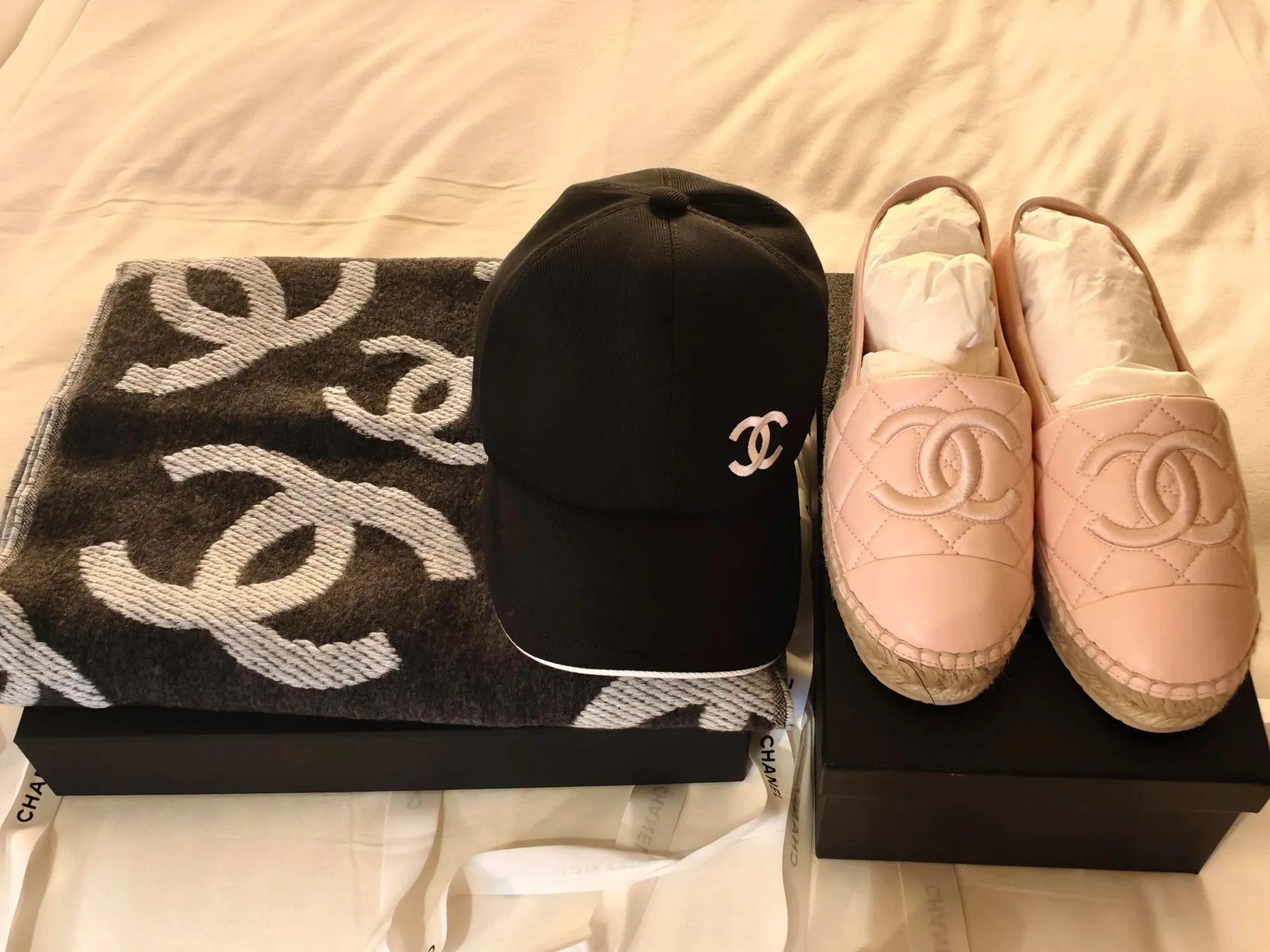 日本網民分享今次&nbsp;CHANEL Summer Markdown&nbsp;戰利品，包括鞋履、CHANEL CC Logo&nbsp;黑白圍巾同帽，合共&nbsp;421,200&nbsp;日圓（約&nbsp;US$2,870／HK$22,700）。佢下午約&nbsp;4&nbsp;點到東京銀座&nbsp;CHANEL&nbsp;專門店時，當日預約名額已滿，最後改到對面三越百貨選購，並形容今季商品款式同尺碼都要「隨緣」。
