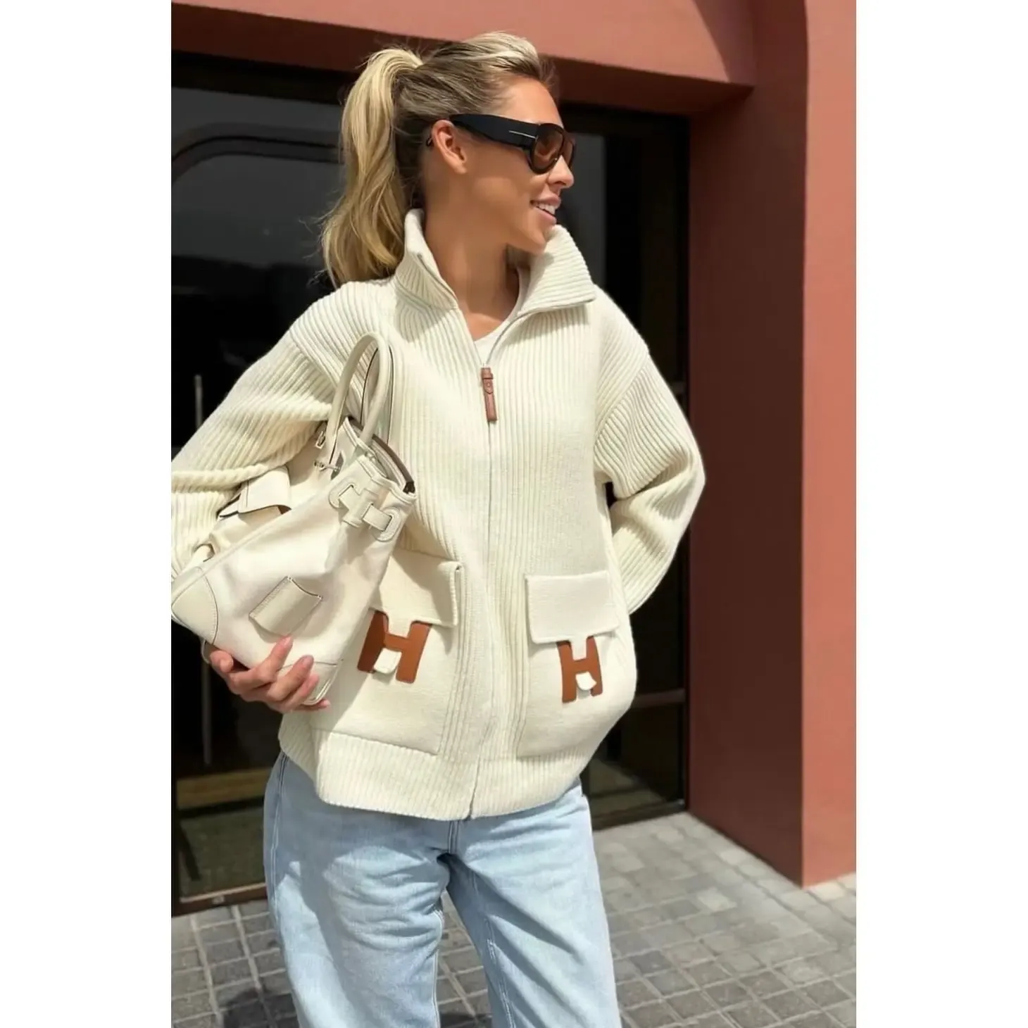 部分收藏者分享穿搭時，會將&nbsp;H Wool Cardigan&nbsp;配搭&nbsp;Birkin、Kelly&nbsp;等經典手袋，形成&nbsp;Hermès&nbsp;成衣與皮具系列嘅完整造型。